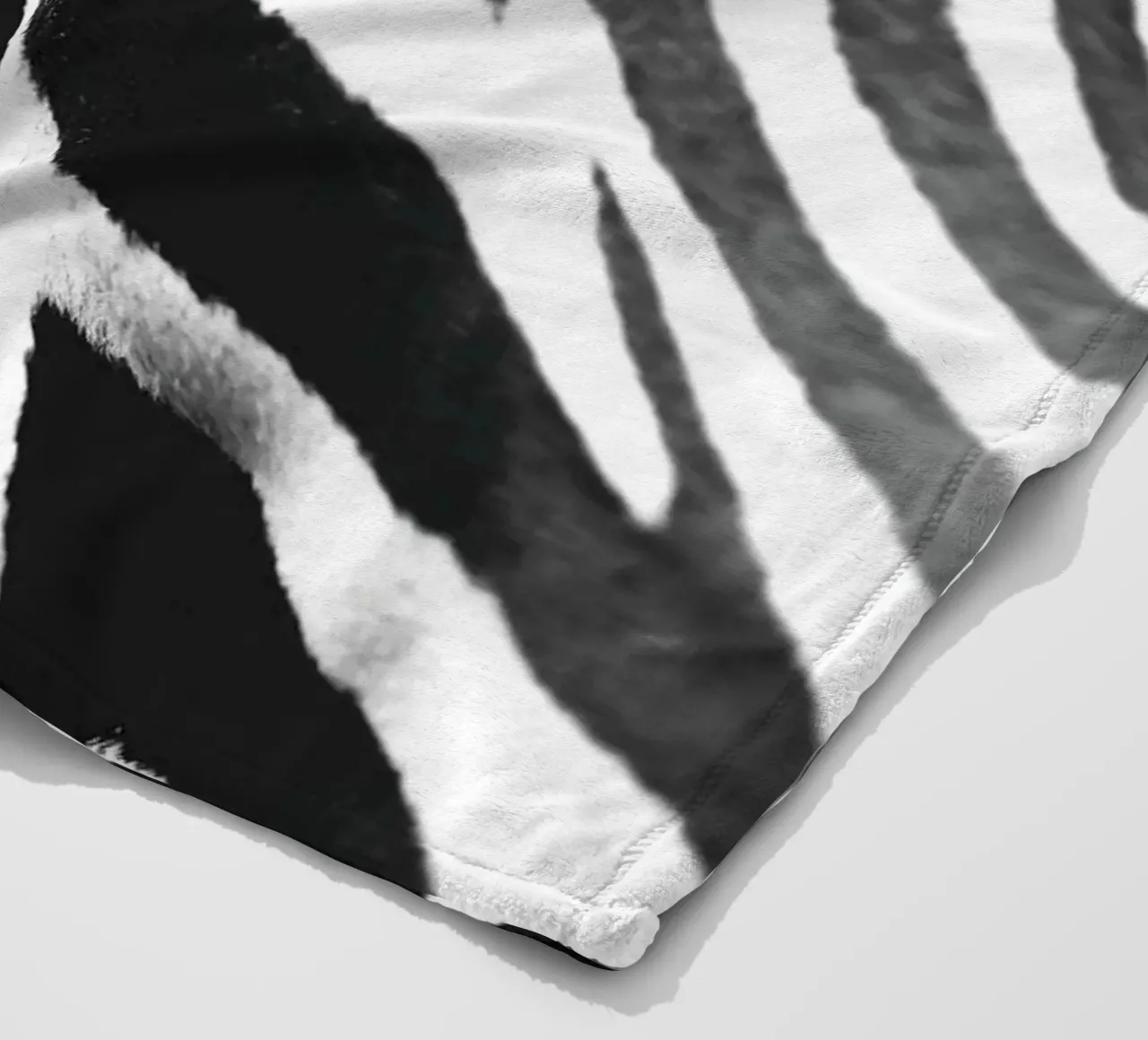 Zebra close-up art - Design moderno in bianco e nero coperta in pile da Whole©