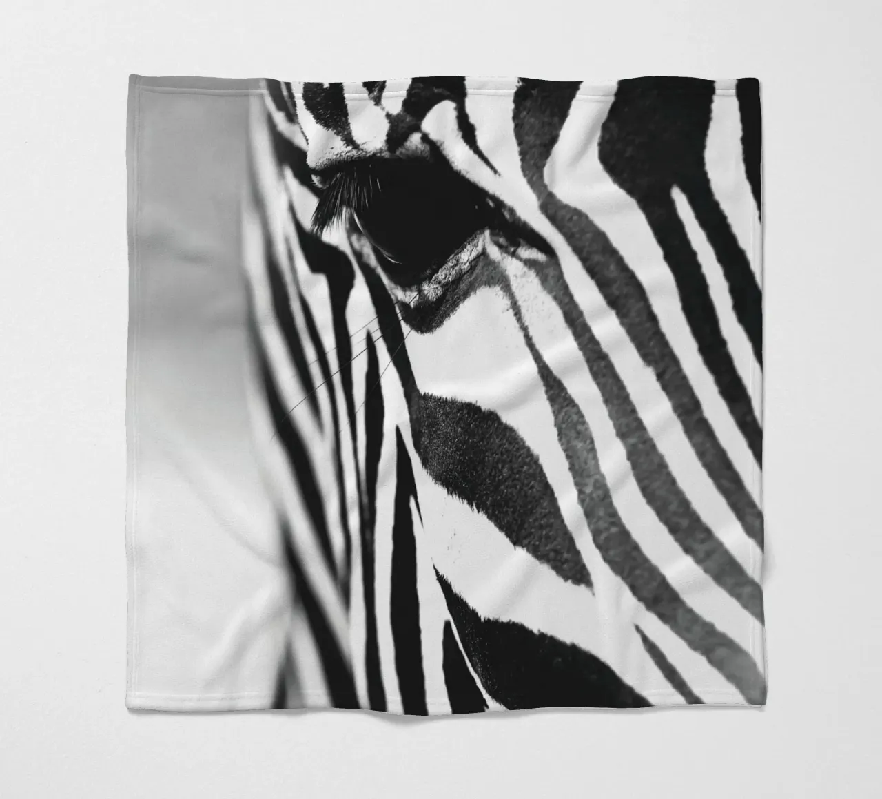 Zebra close-up art - Design moderno in bianco e nero coperta in pile da Whole©