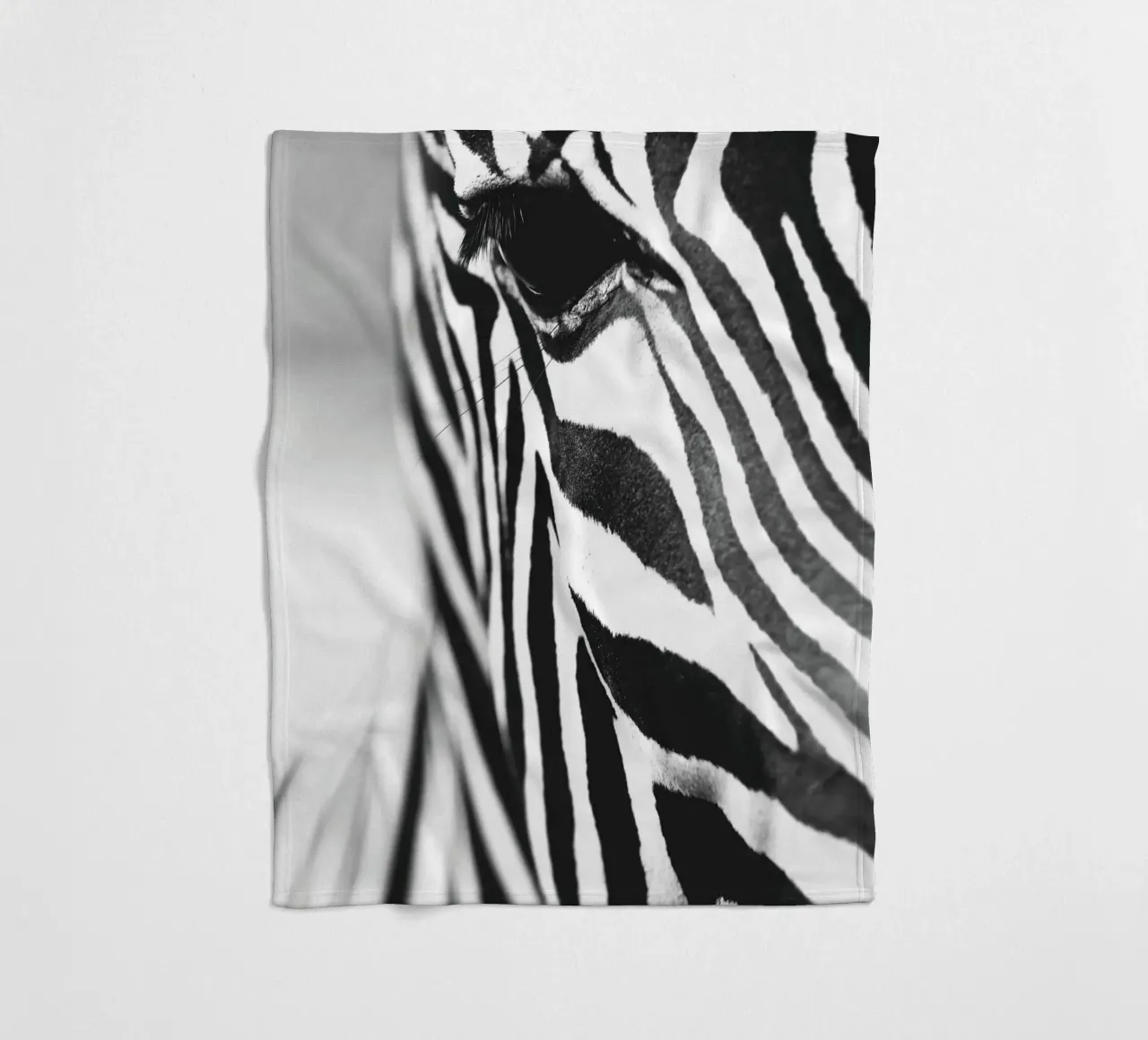 Zebra close-up art - Design moderno in bianco e nero coperta in pile da Whole©