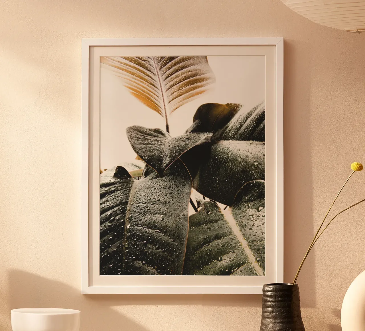 Design a foglie tropicali - estetica ispirata alla natura poster con telaio in legno da Whole©
