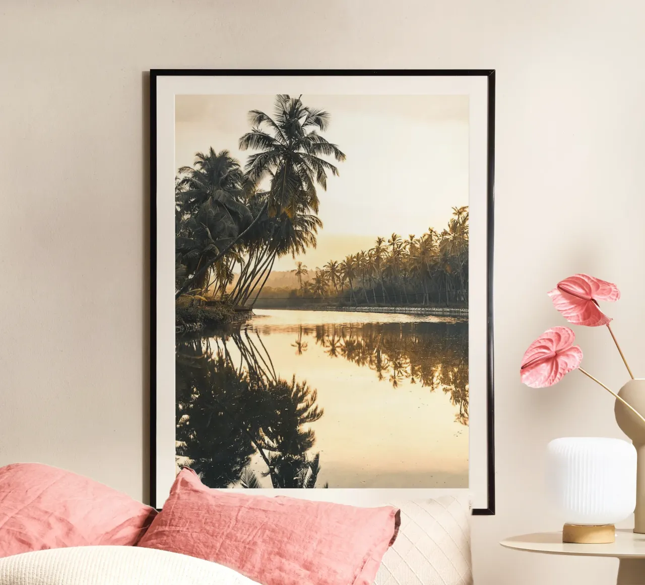 Tramonto tropicale - palme e riflesso dell'acqua poster con telaio in legno da Whole©