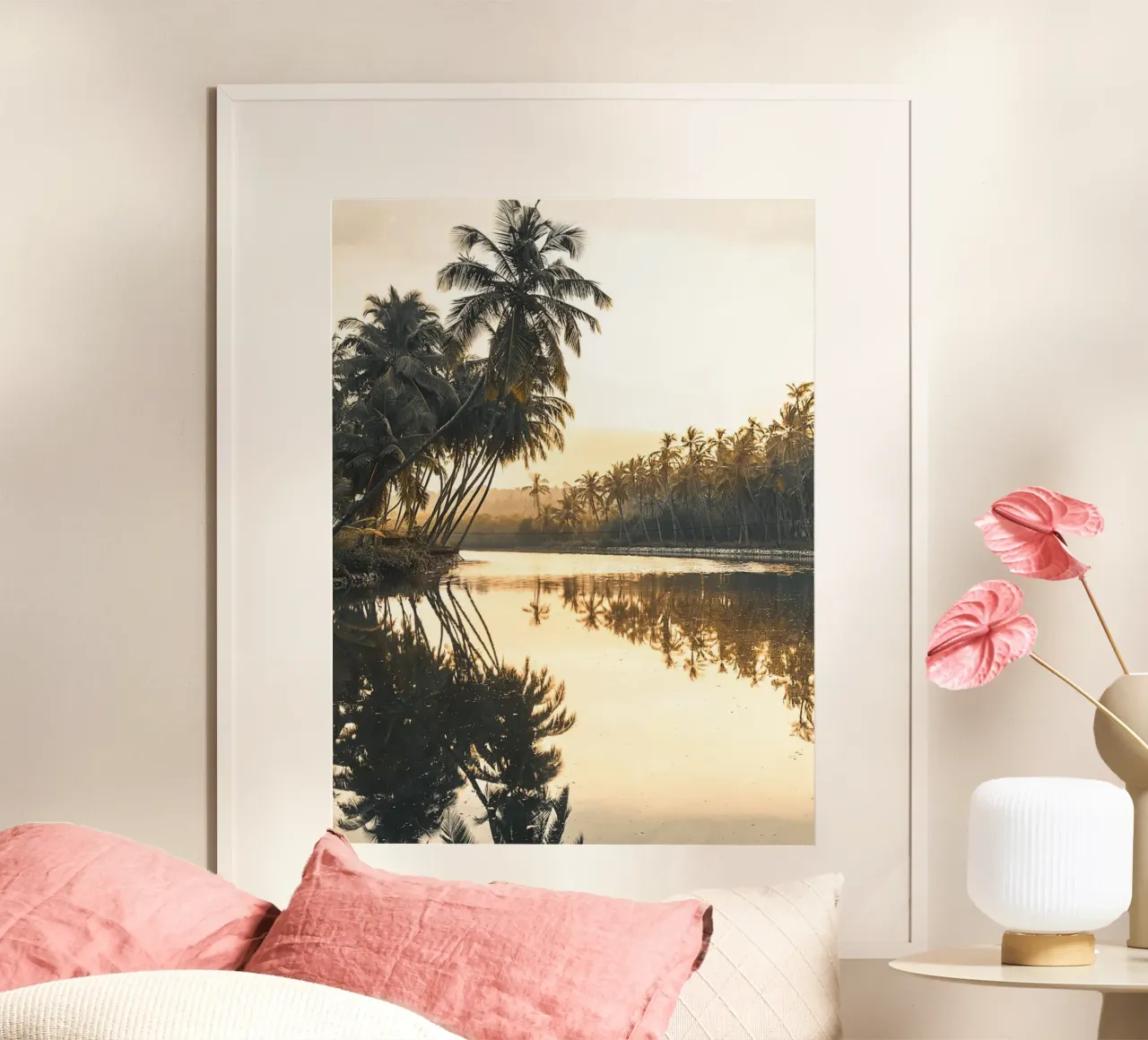 Tramonto tropicale - palme e riflesso dell'acqua poster con telaio in legno da Whole©