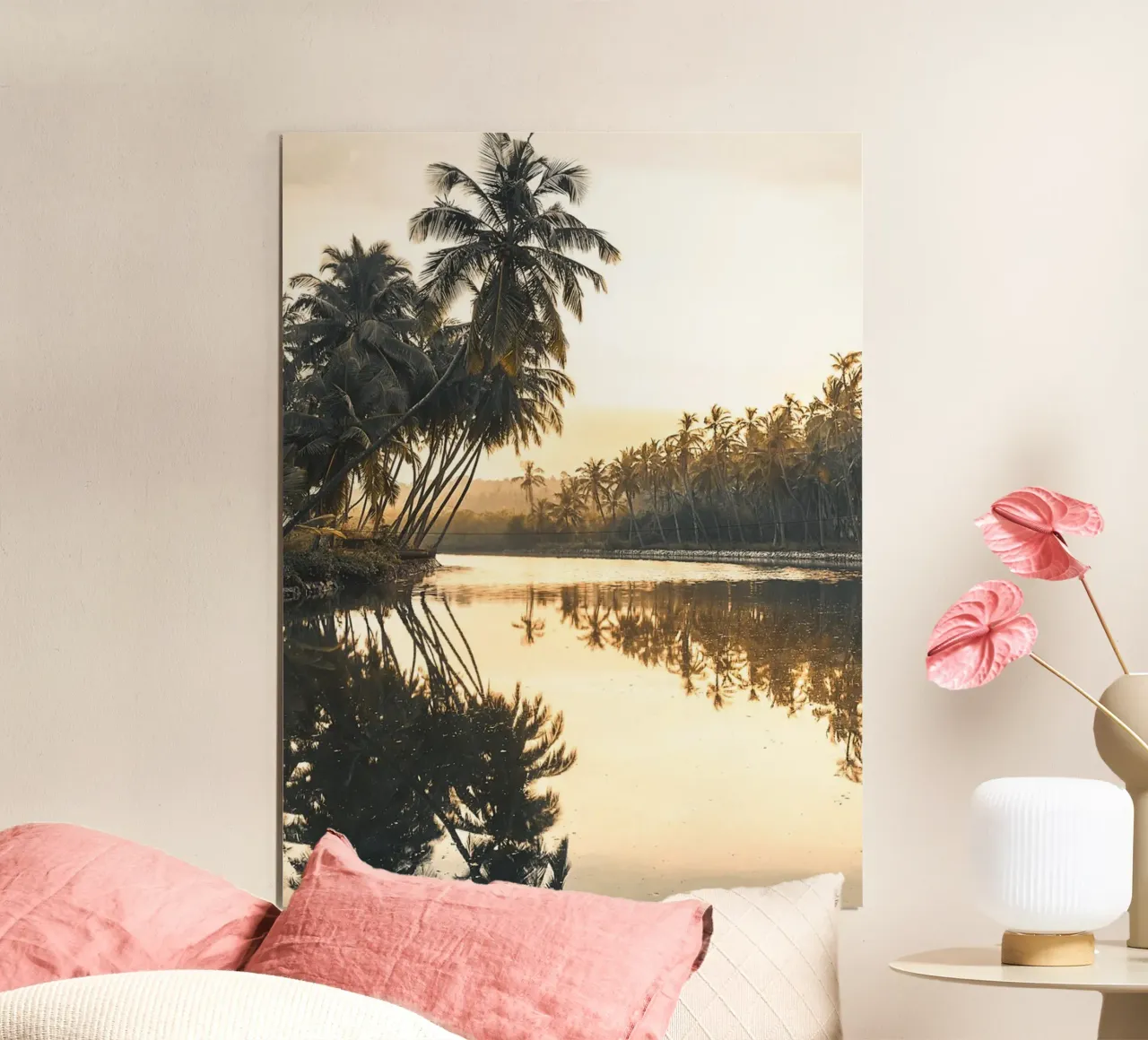 Tramonto tropicale - palme e riflesso dell'acqua poster con telaio in legno da Whole©