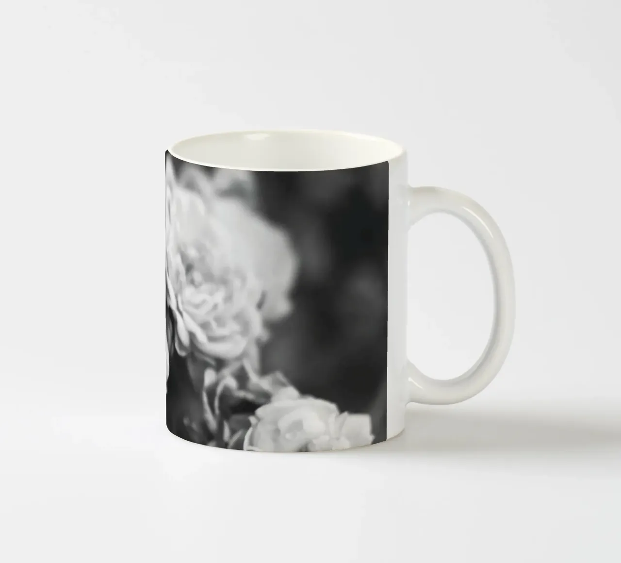 Rose vintage - splendore floreale senza tempo in bianco e nero tazza in ceramica da Whole©