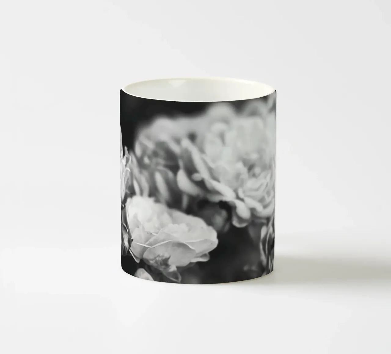 Rose vintage - splendore floreale senza tempo in bianco e nero tazza in ceramica da Whole©