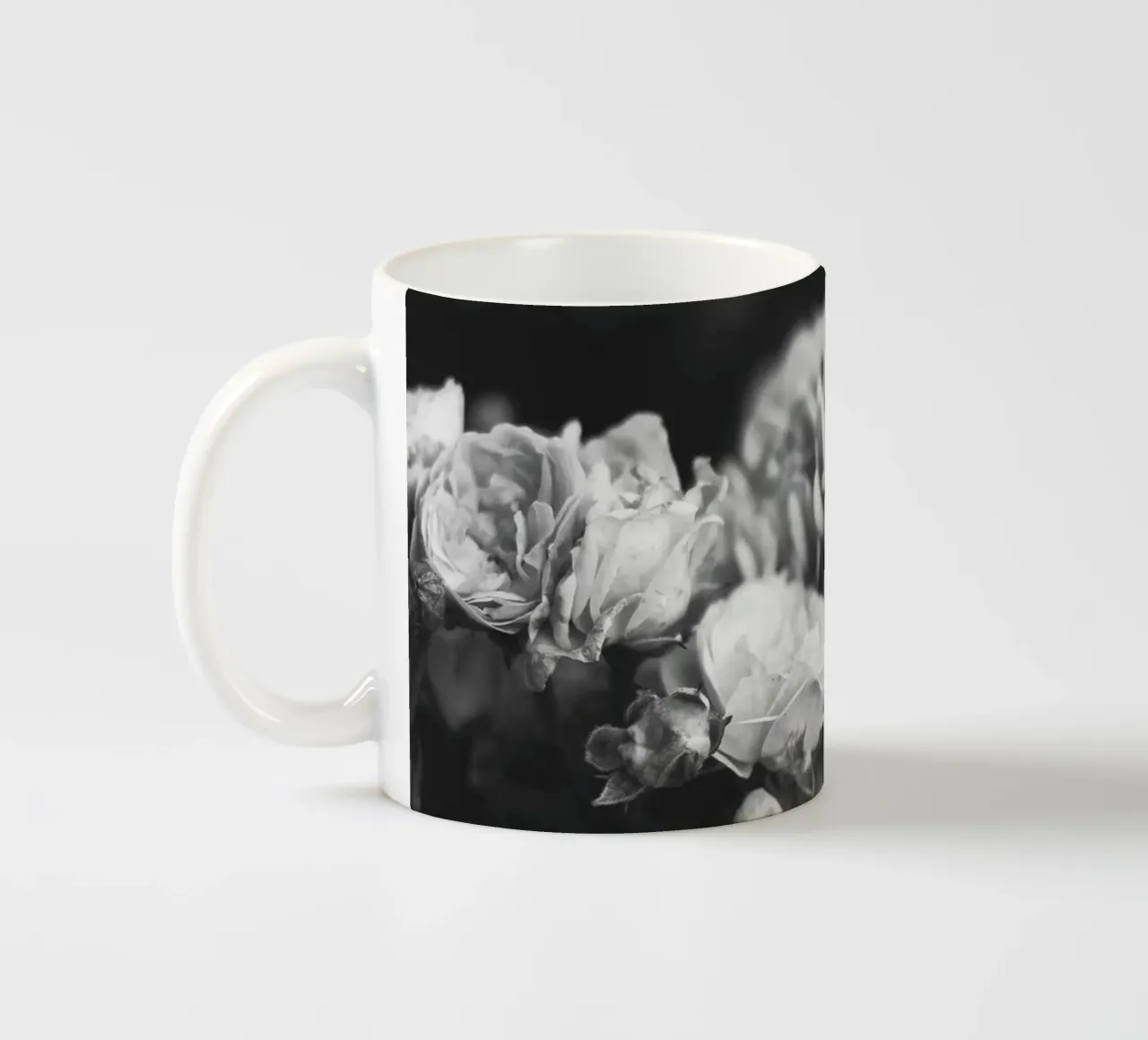 Rose vintage - splendore floreale senza tempo in bianco e nero tazza in ceramica da Whole©