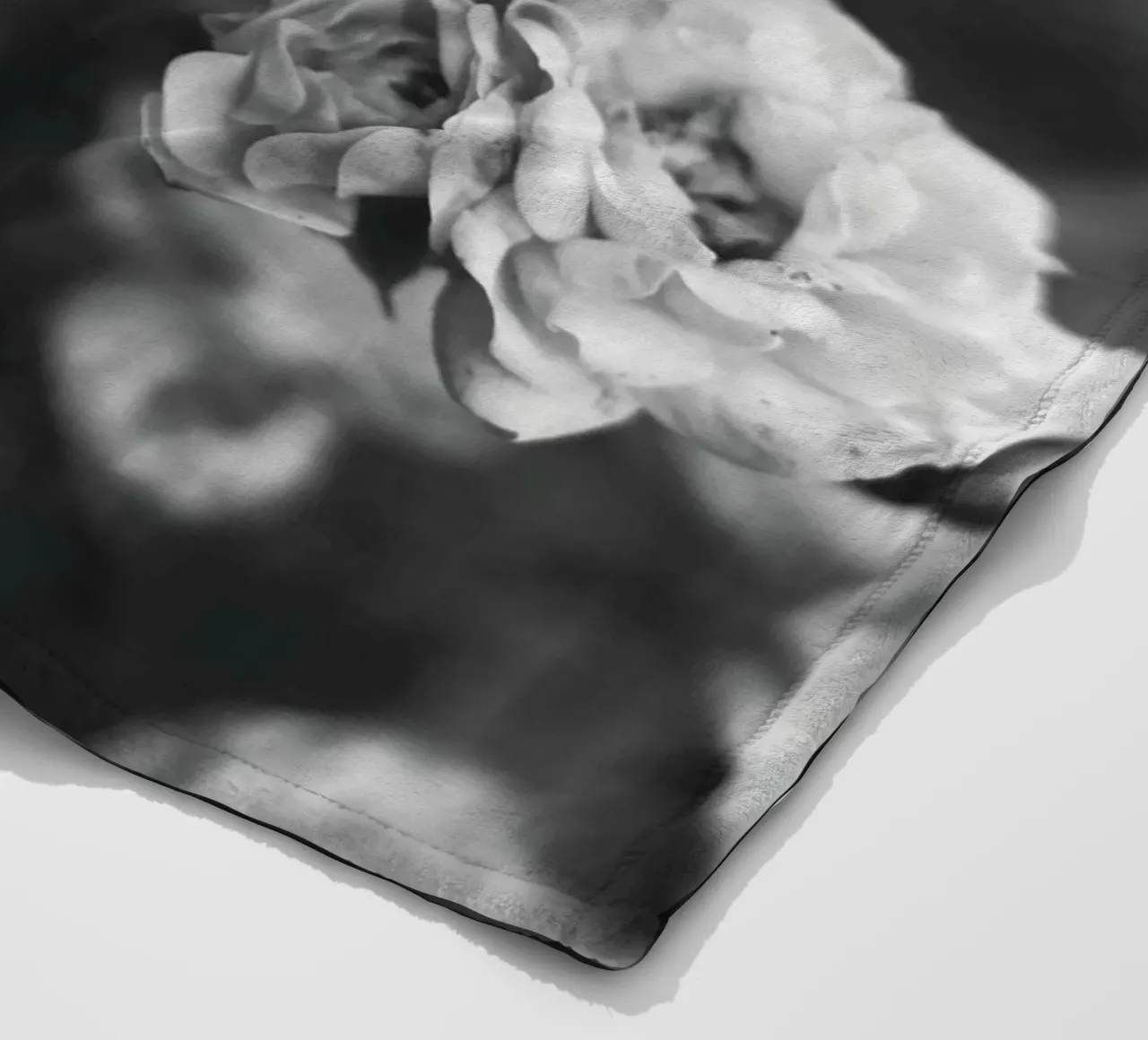 Rose vintage - splendore floreale senza tempo in bianco e nero coperta in pile da Whole©