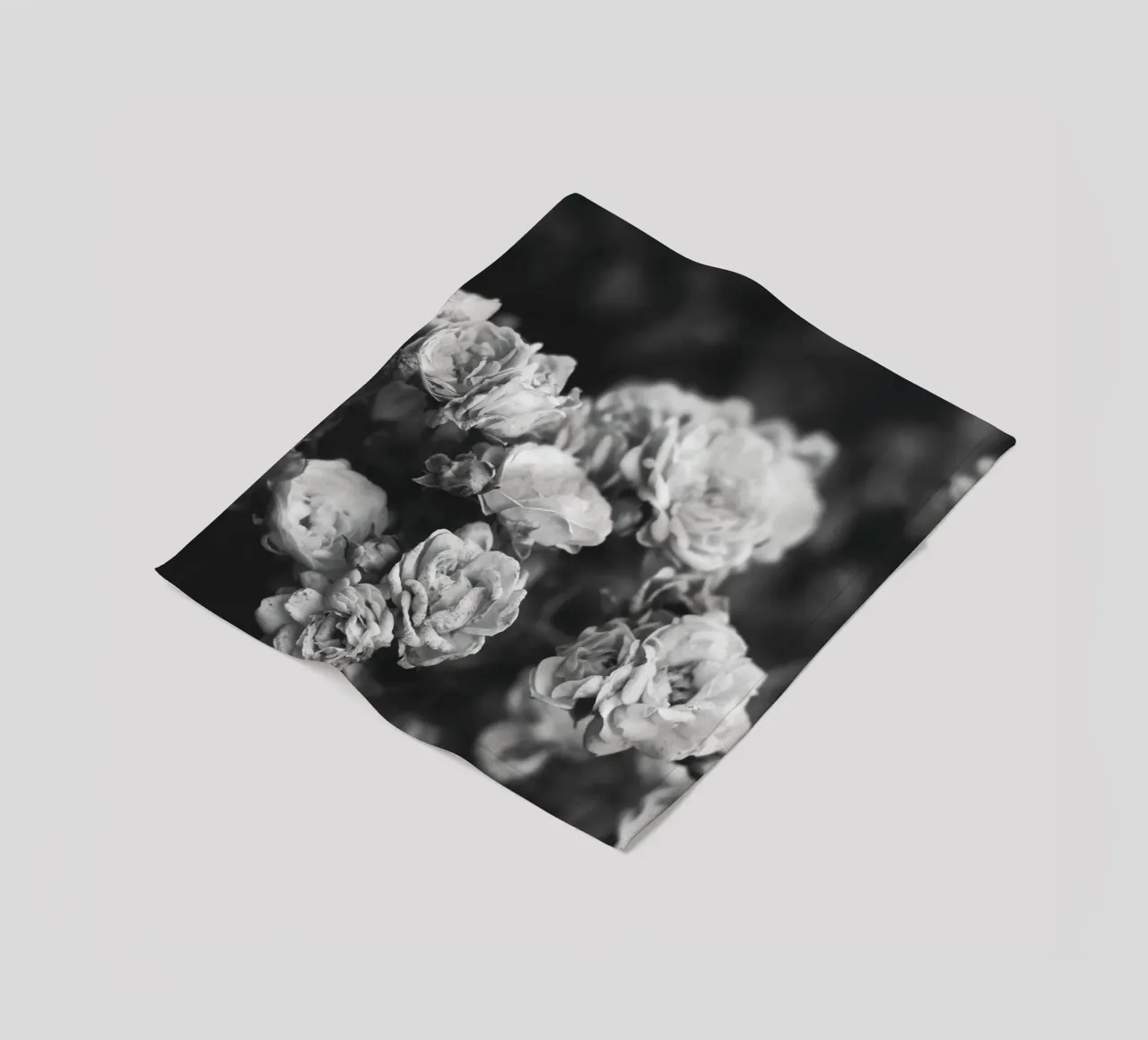 Rose vintage - splendore floreale senza tempo in bianco e nero coperta in pile da Whole©
