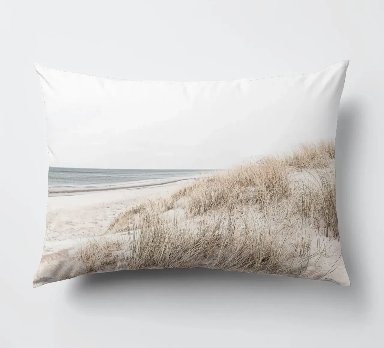 Paesaggio tranquillo sulla spiaggia - design naturale minimalista cuscino da Whole©