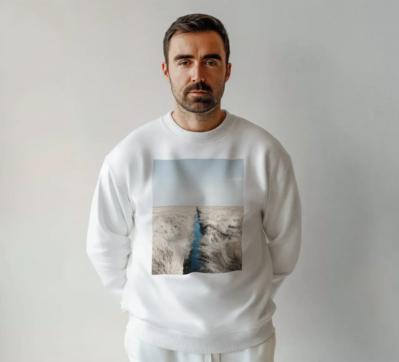 Weids graslandschap met rustige waterloop sweatshirt van Whole©