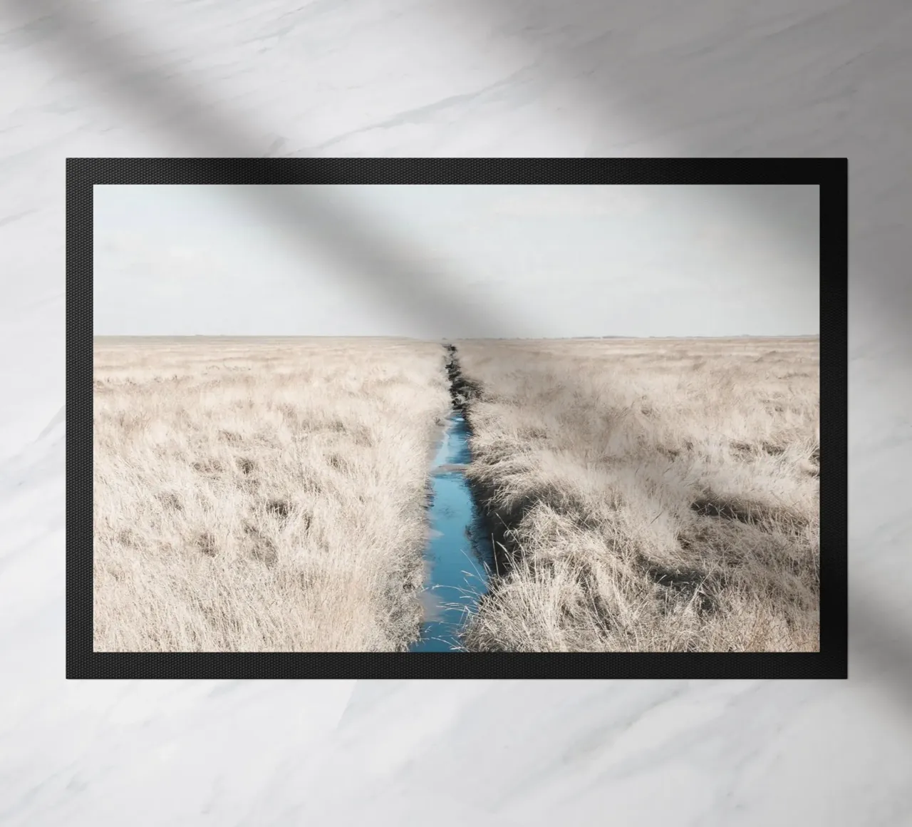 Weids graslandschap met rustige waterloop deurmat van Whole©