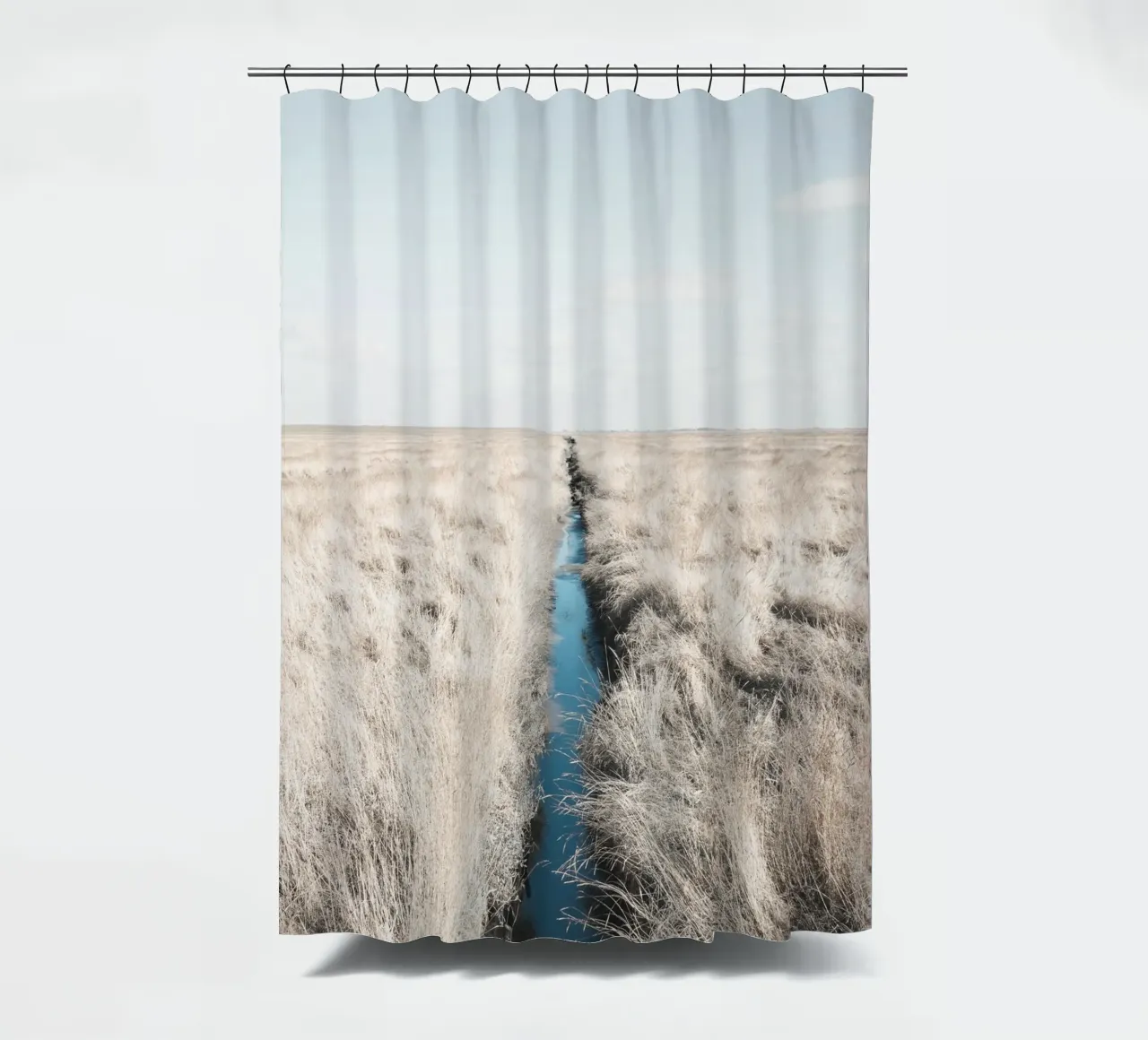 Weids graslandschap met rustige waterloop douchegordijn van Whole©