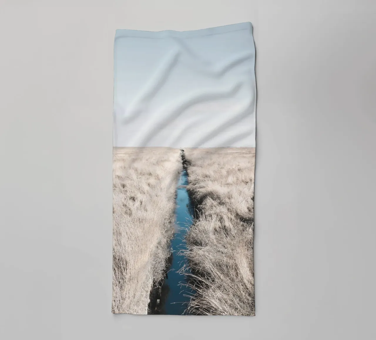 Weids graslandschap met rustige waterloop badhanddoek van Whole©