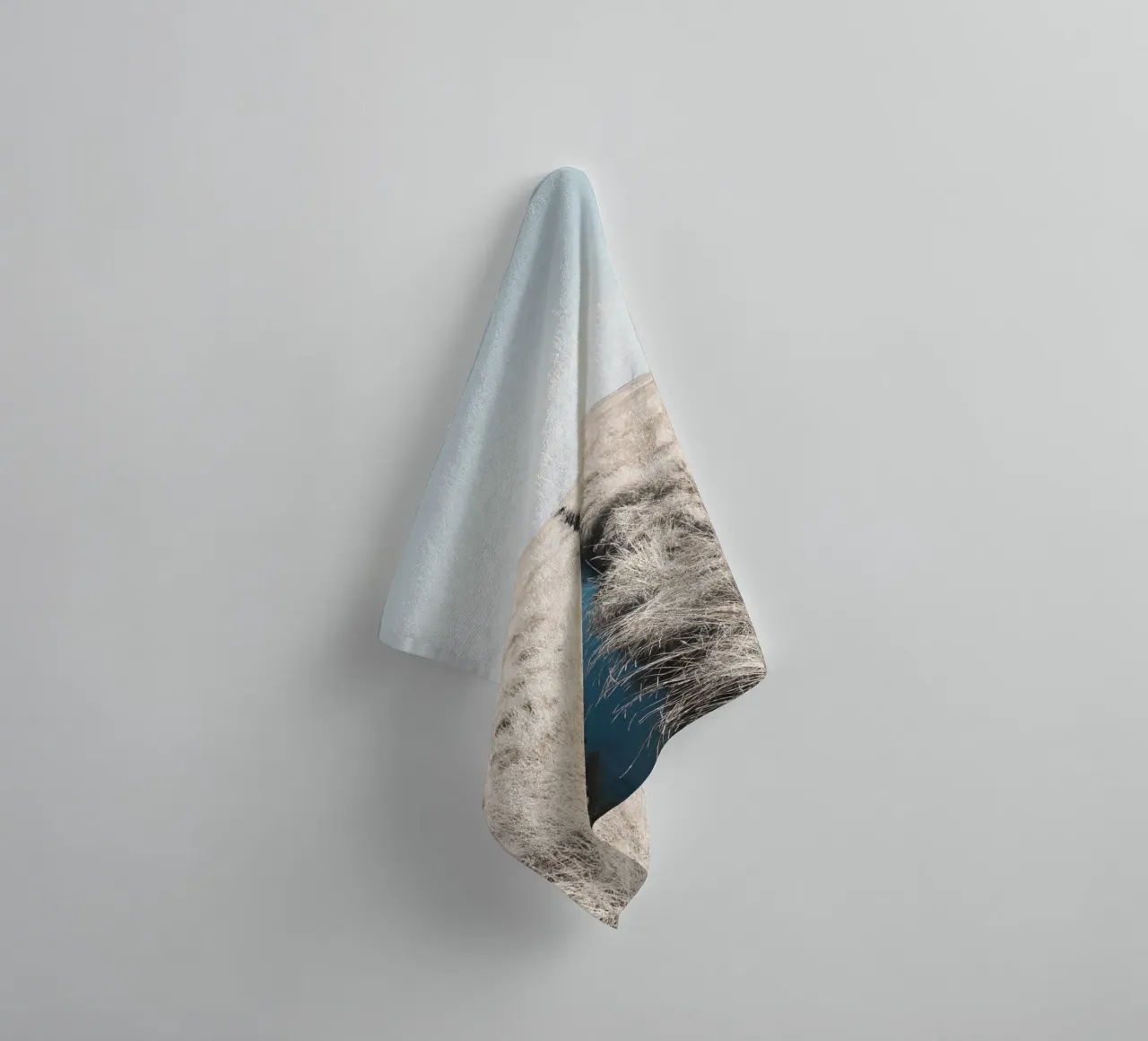 Weids graslandschap met rustige waterloop badhanddoek van Whole©