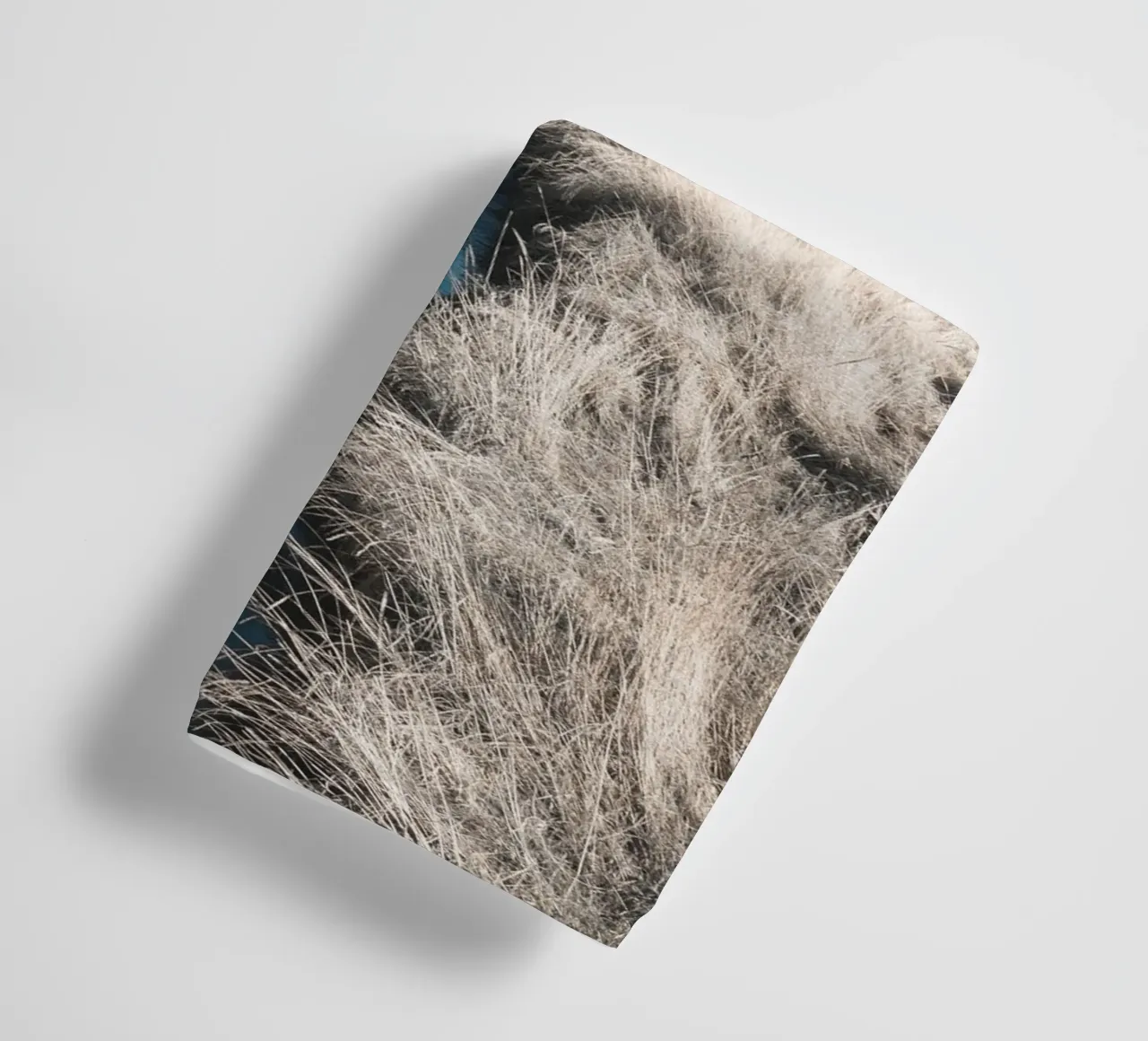 Weids graslandschap met rustige waterloop badhanddoek van Whole©