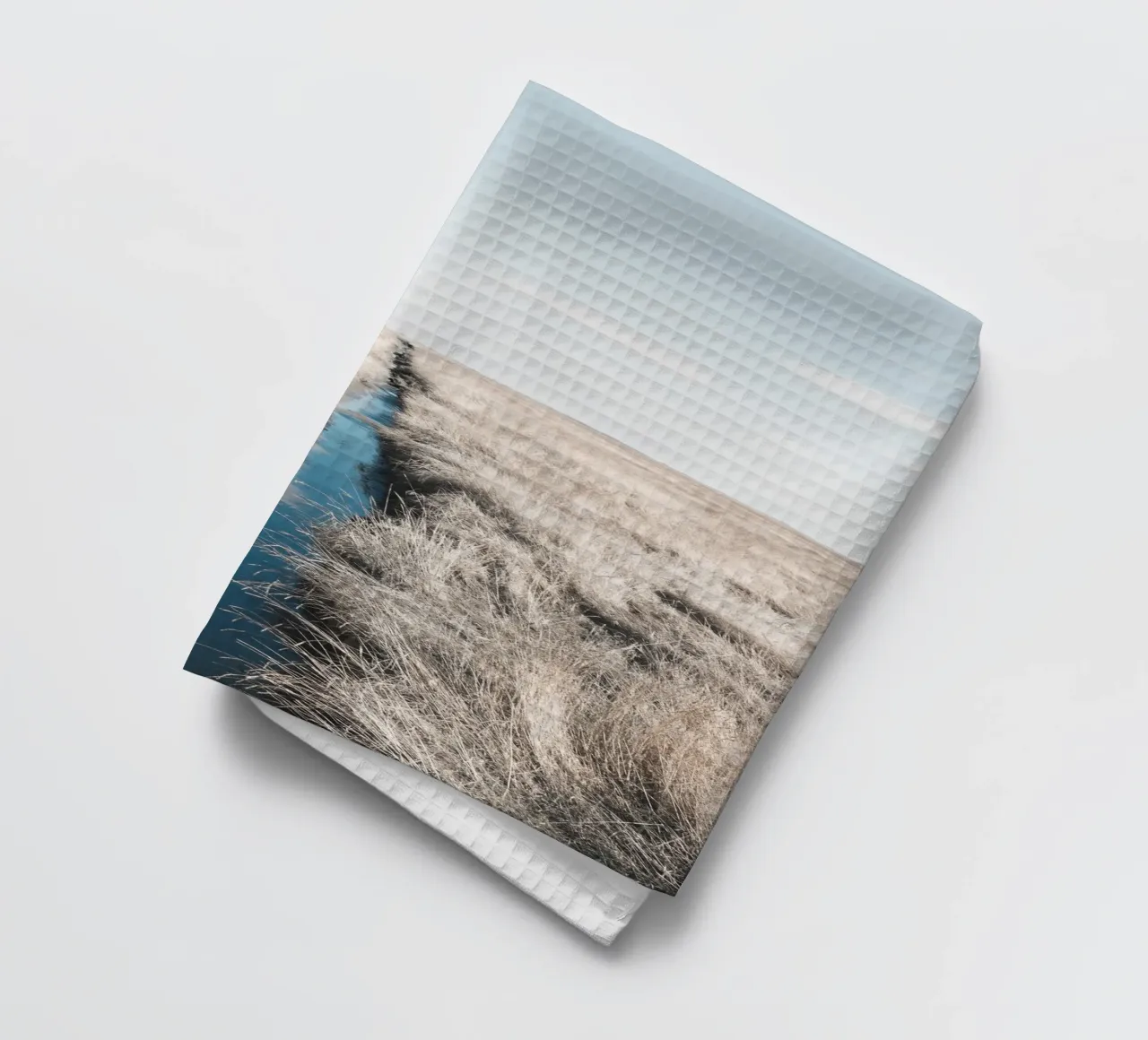 Weids graslandschap met rustige waterloop theedoek van Whole©