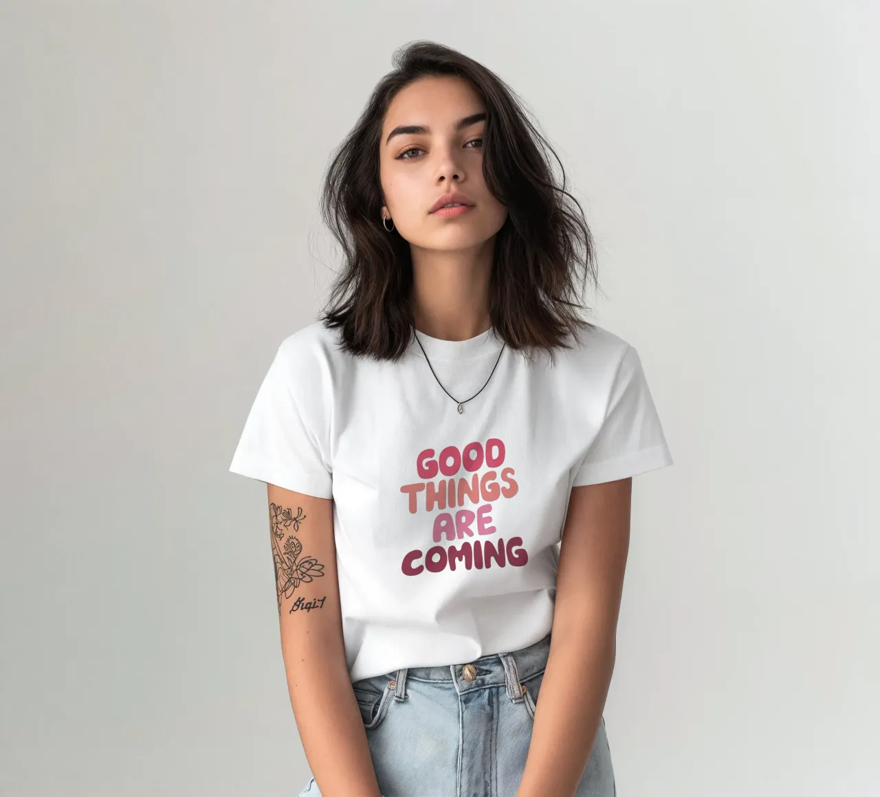Le cose belle stanno arrivando Typografie Design in PInk t-shirt da THE MOTIVATED TYPE