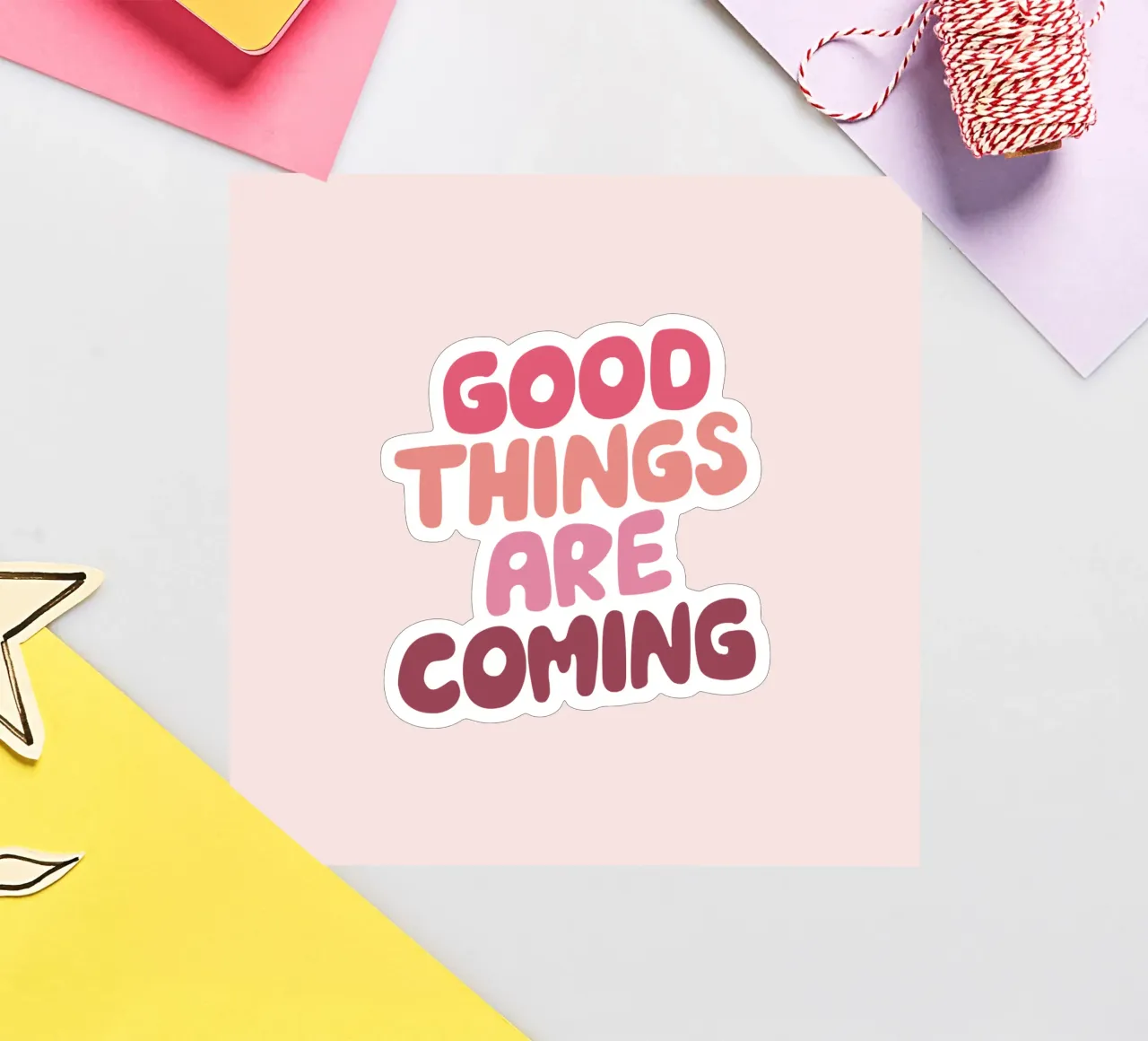 Le cose belle stanno arrivando Typografie Design in PInk adesivo da THE MOTIVATED TYPE