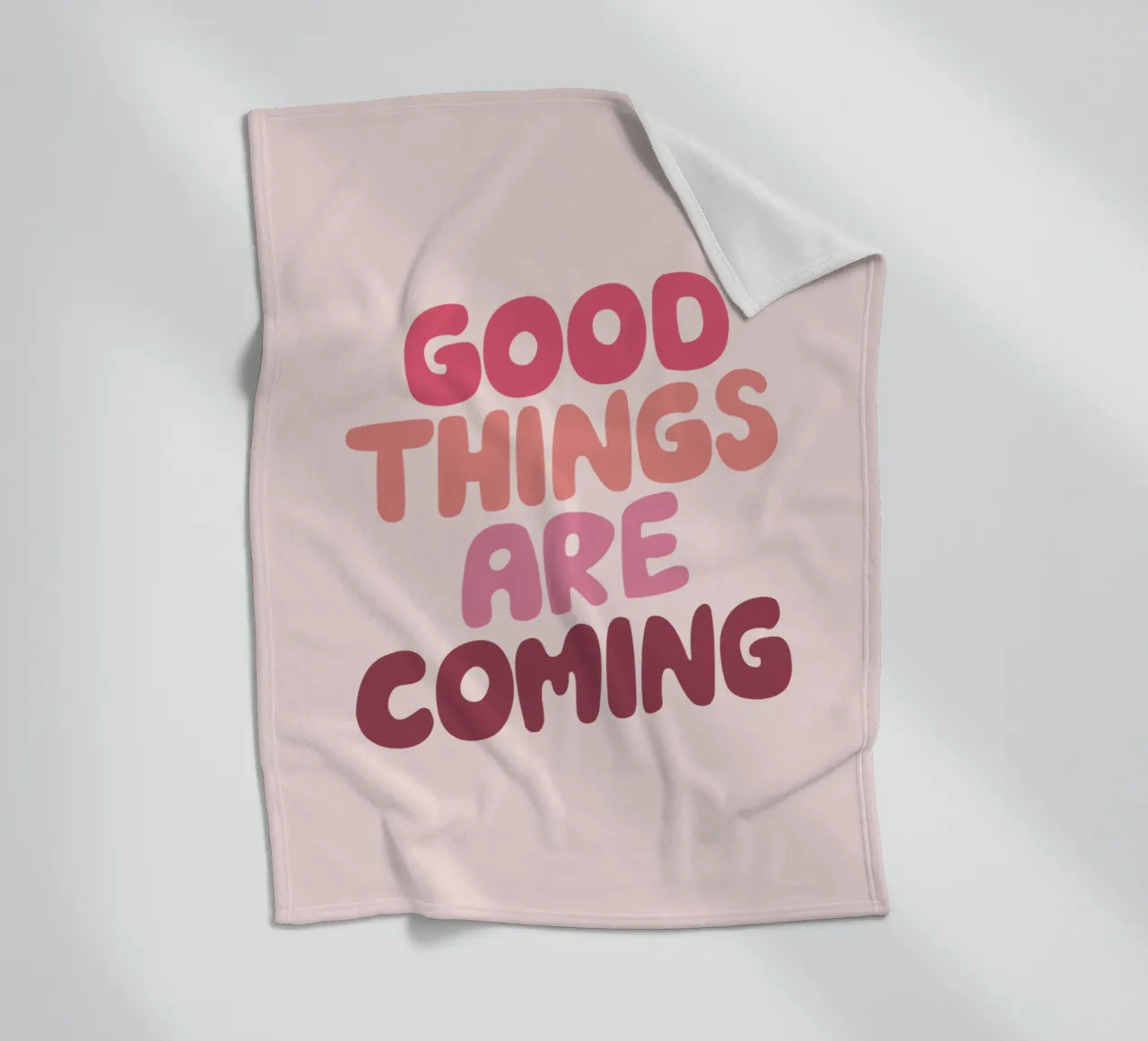 Le cose belle stanno arrivando Typografie Design in PInk coperta in pile da THE MOTIVATED TYPE