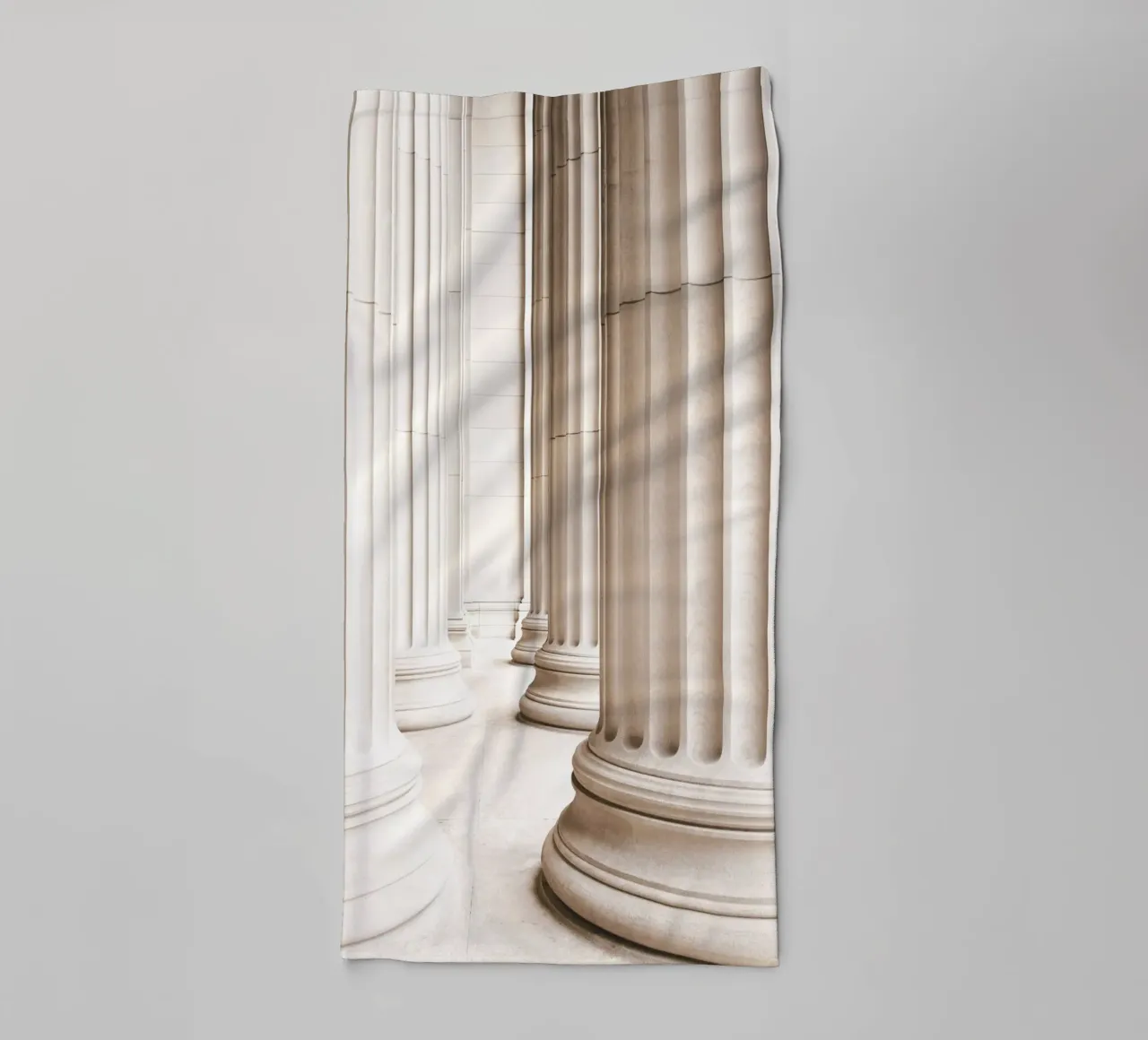 Architektur Klassik – Zeitlose Säulengalerie Handtuch von Whole©