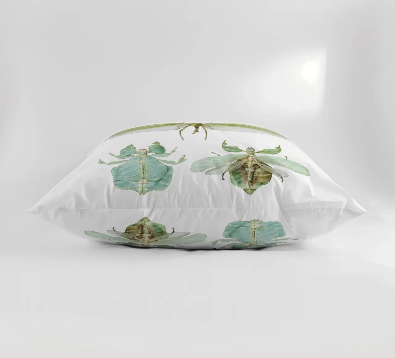 Insetti delle foglie che camminano cuscino da Curious Collections by Marielle Leenders