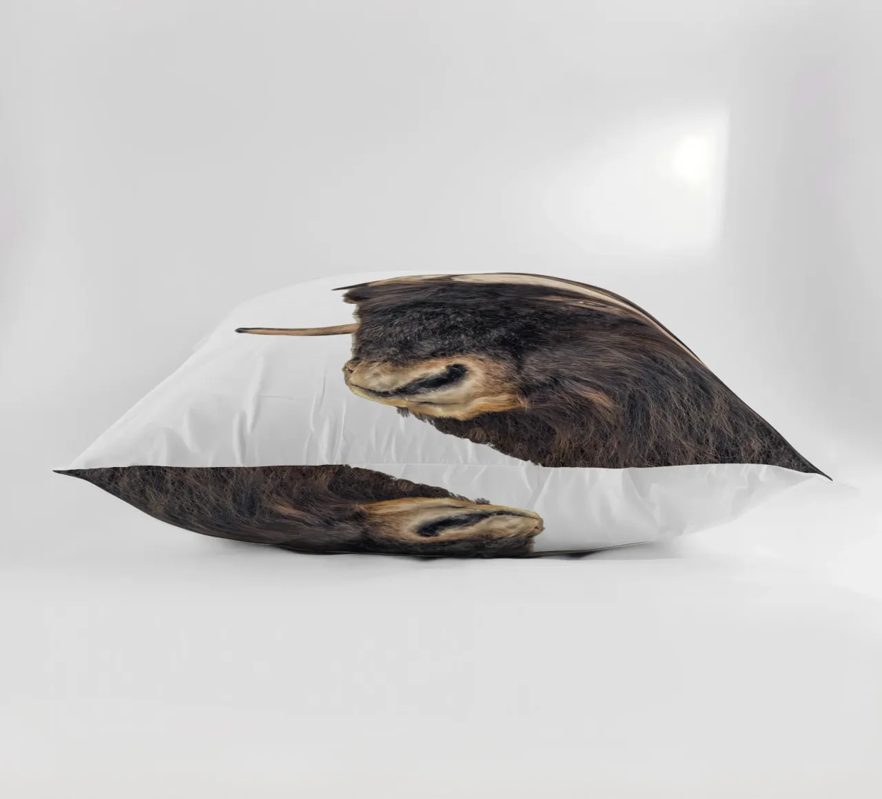 Majestic Power: Testa di Bisonte cuscino da Curious Collections by Marielle Leenders