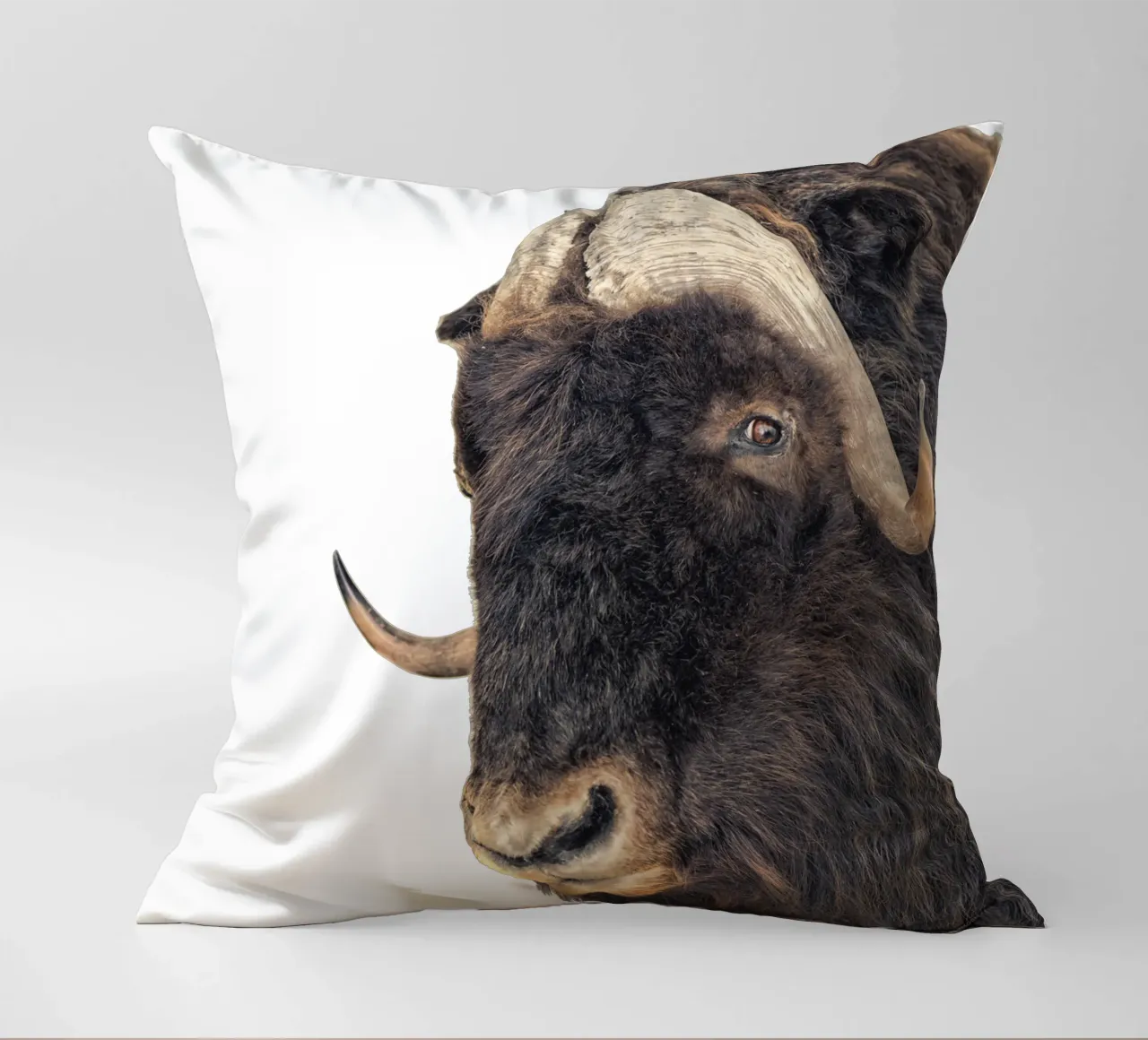 Majestic Power: Testa di Bisonte cuscino da Curious Collections by Marielle Leenders
