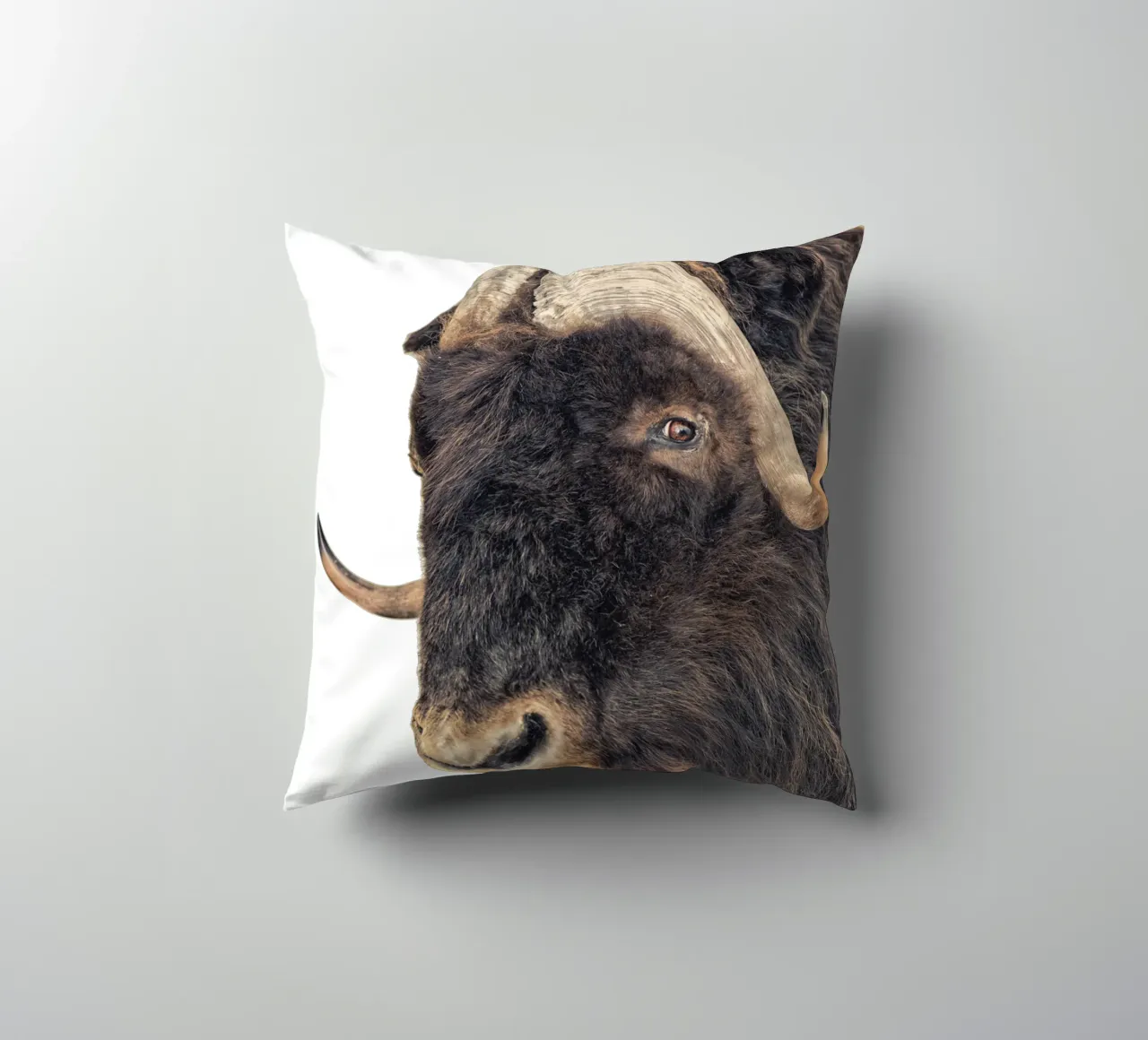 Majestic Power: Testa di Bisonte cuscino da Curious Collections by Marielle Leenders
