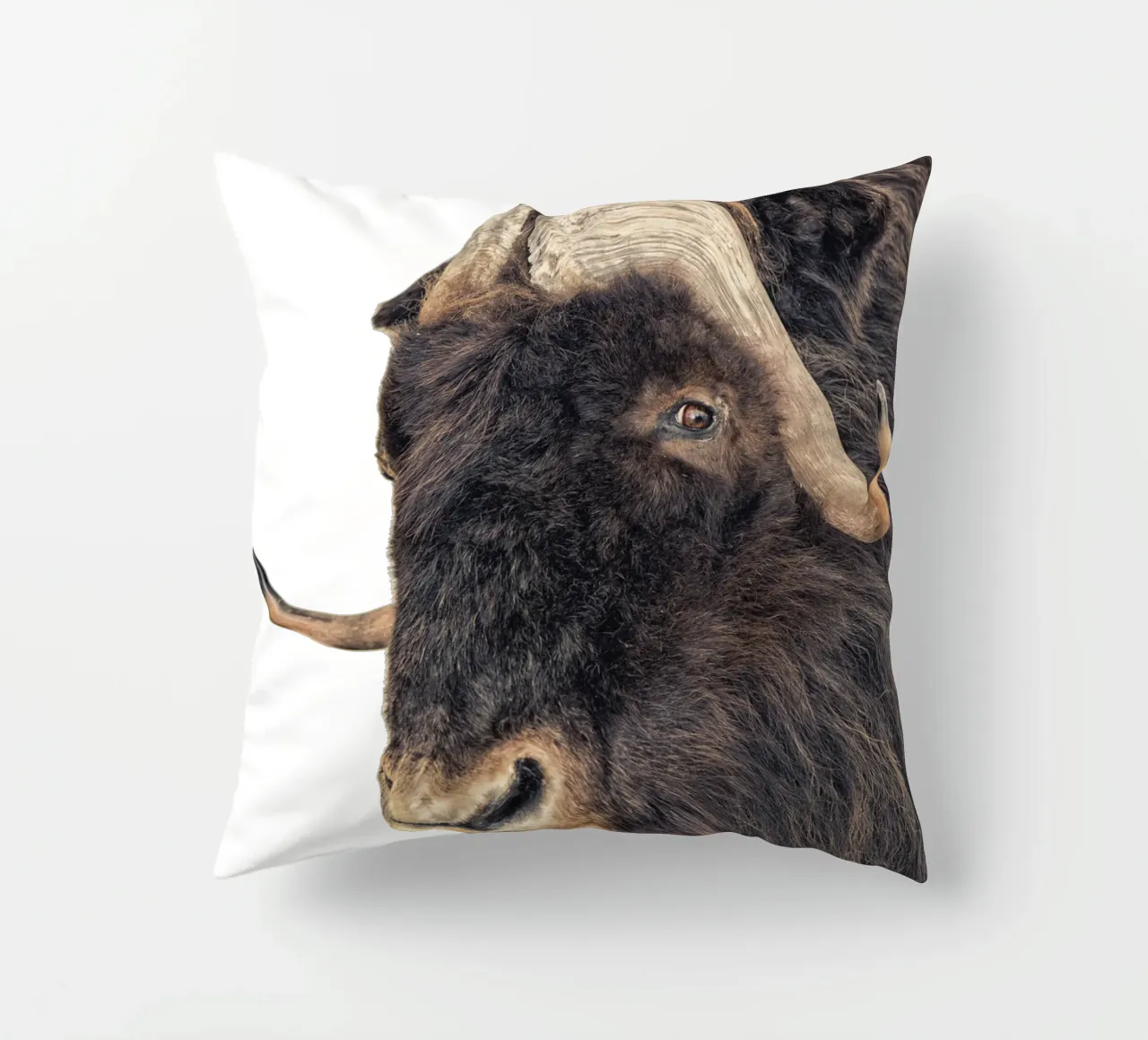 Majestic Power: Testa di Bisonte cuscino da Curious Collections by Marielle Leenders