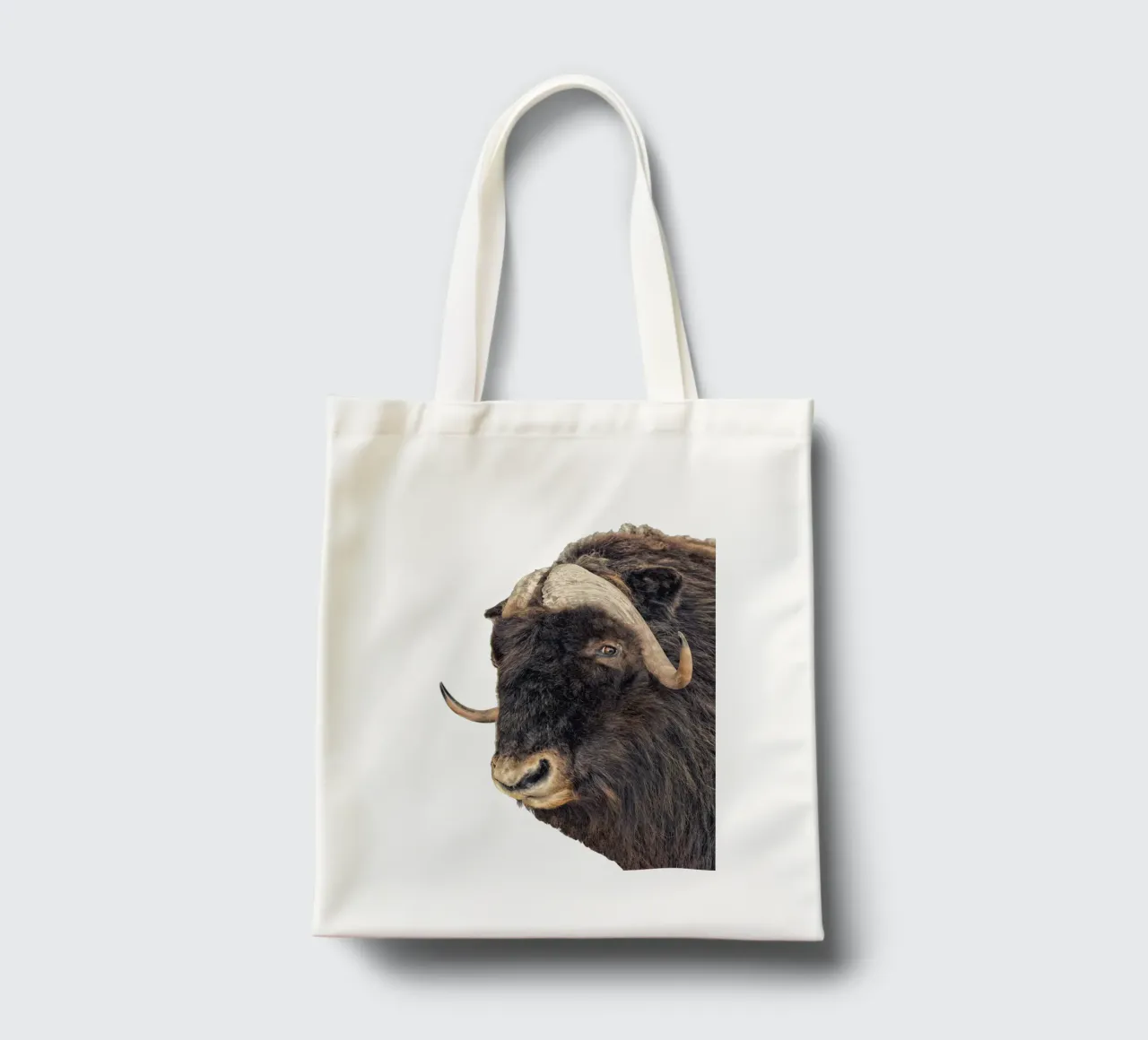 Majestic Power: Testa di Bisonte borsa in juta da Curious Collections by Marielle Leenders