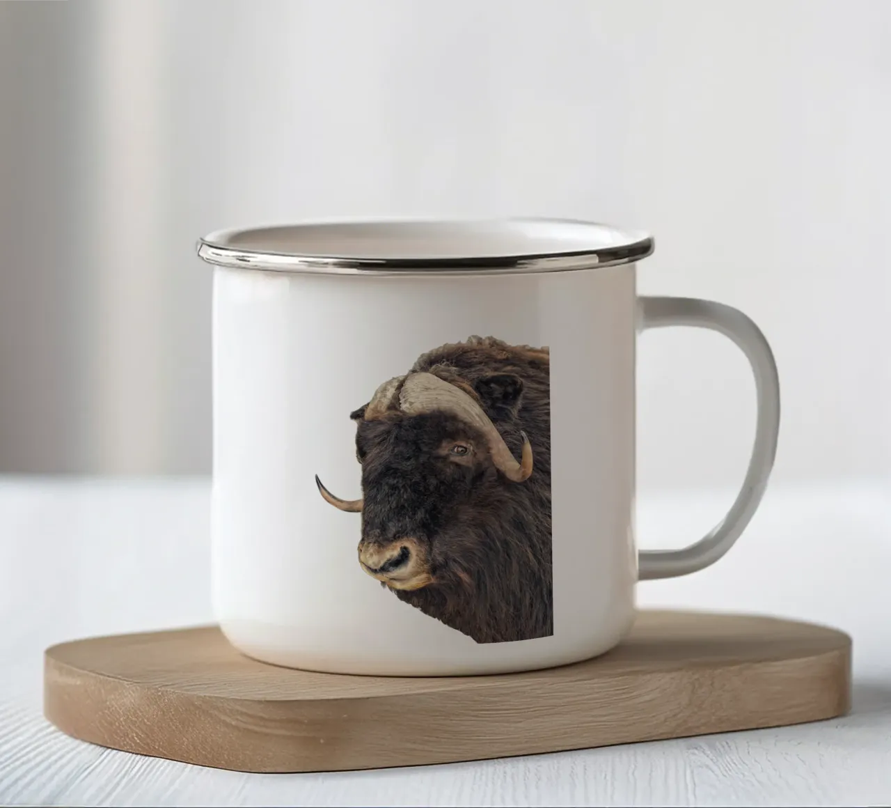 Majestic Power: Testa di Bisonte tazza in smalto da Curious Collections by Marielle Leenders