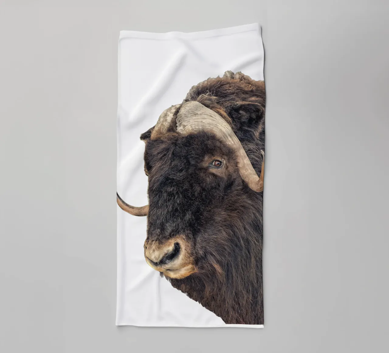 Majestic Power: Testa di Bisonte asciugamano da bagno da Curious Collections by Marielle Leenders