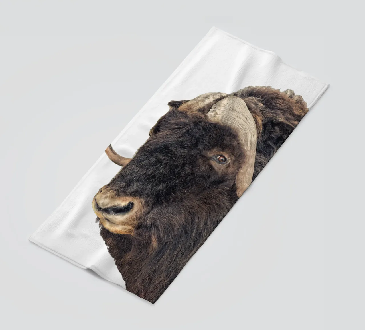 Majestic Power: Testa di Bisonte telo mare da Curious Collections by Marielle Leenders