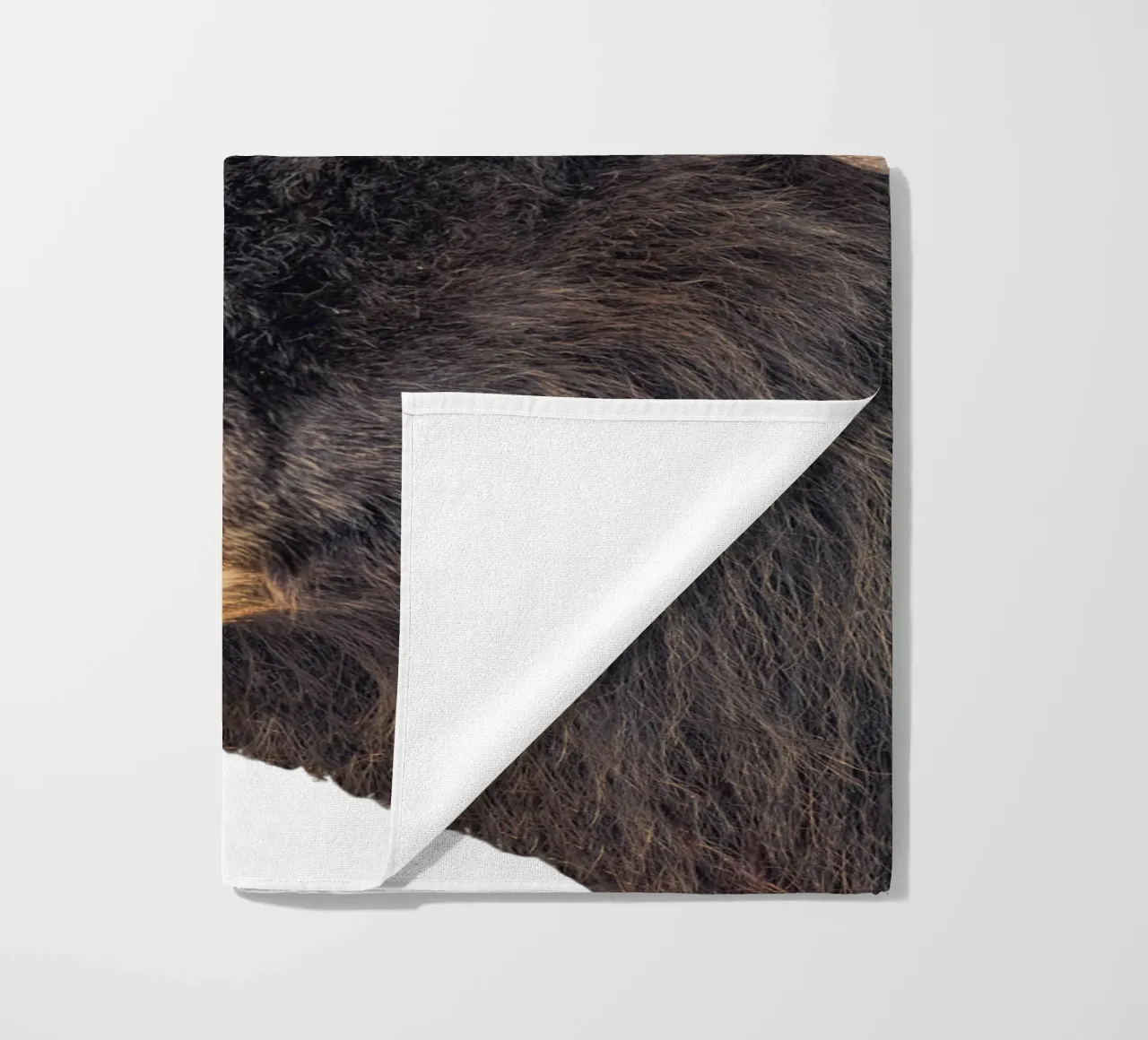 Majestic Power: Testa di Bisonte telo mare da Curious Collections by Marielle Leenders