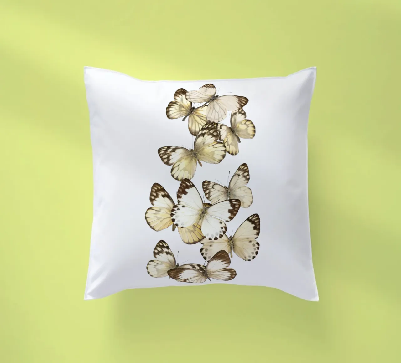 Ali sussurranti: Sciame di farfalle bianche cuscino da Curious Collections by Marielle Leenders