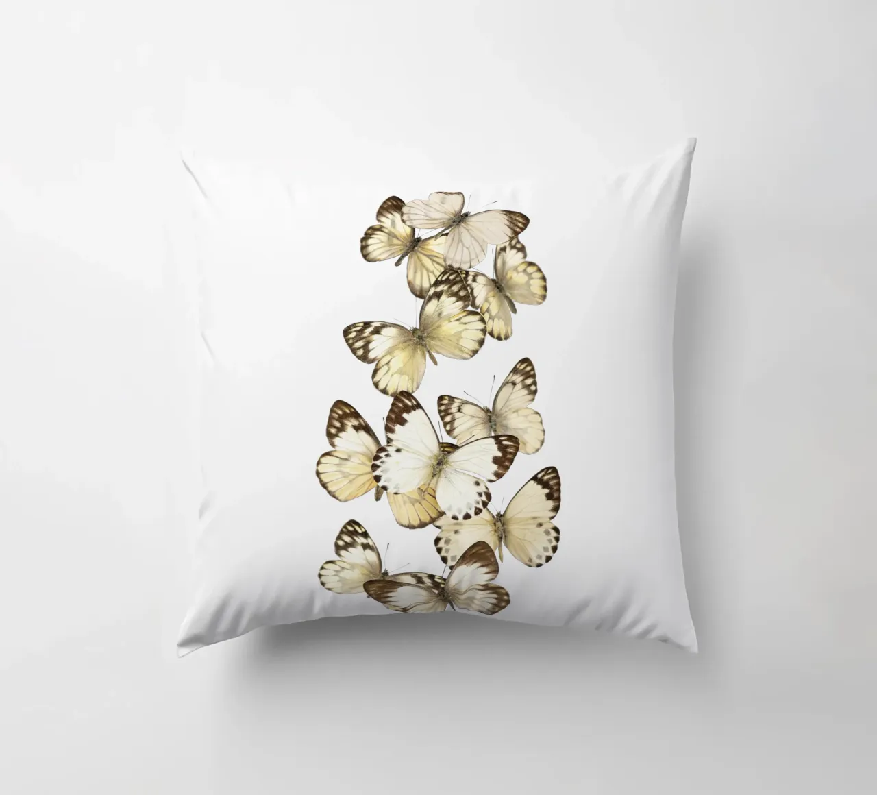 Ali sussurranti: Sciame di farfalle bianche cuscino da Curious Collections by Marielle Leenders