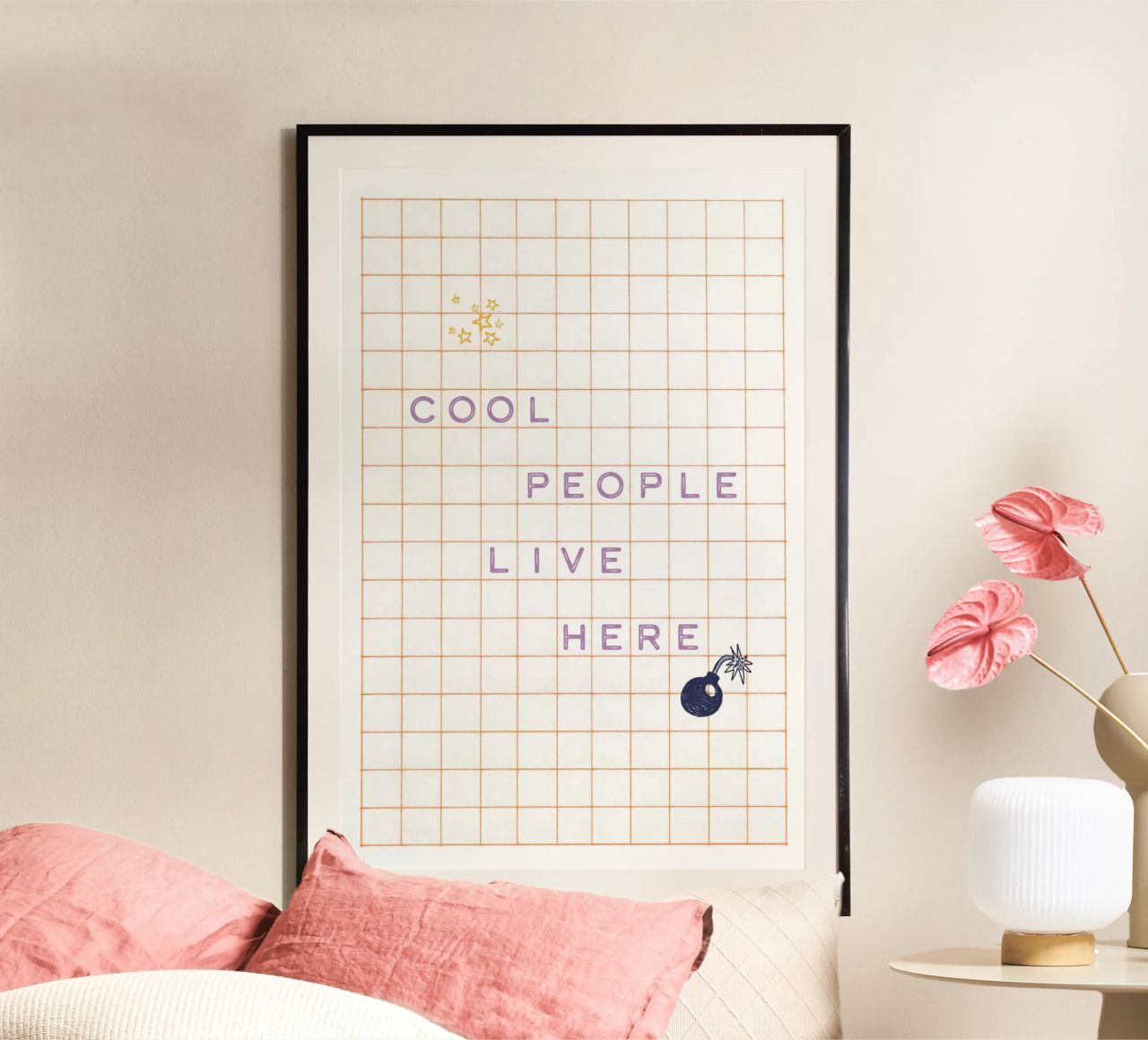 Cool People live here - Lila poster avec cadre en bois de Malou-Studio