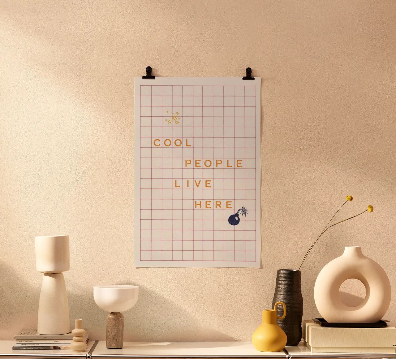Cool People live here - Pink poster avec cadre en plastique de Malou-Studio