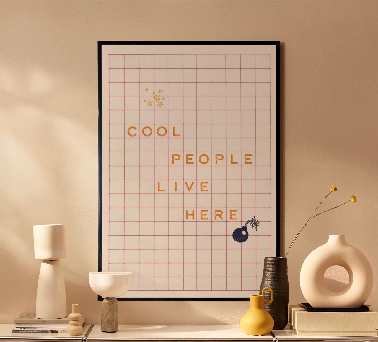 Cool People live here - Pink poster avec cadre en plastique de Malou-Studio