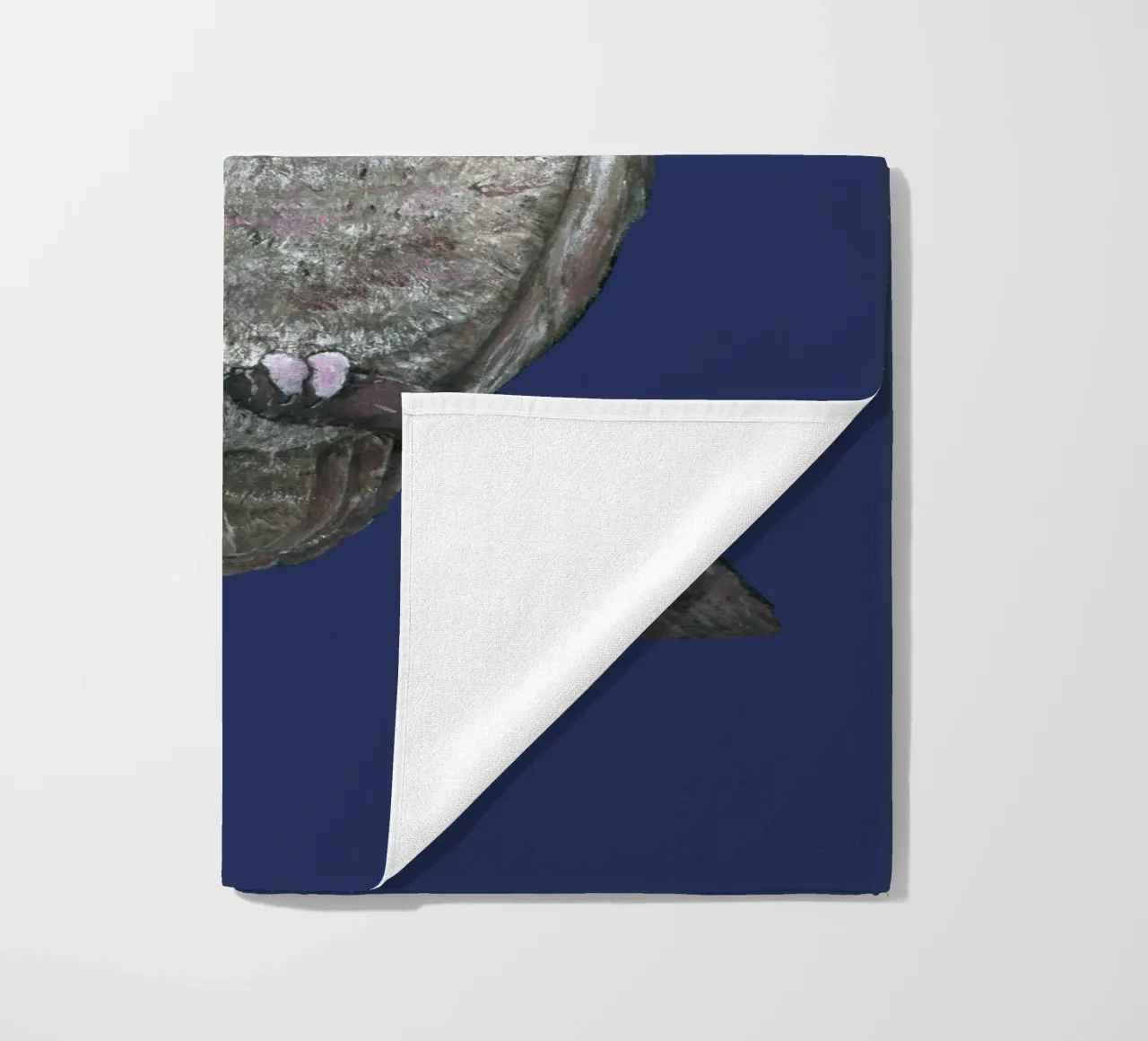 Un dipinto a olio di un buffo gufo telo mare da BwiseLizzy