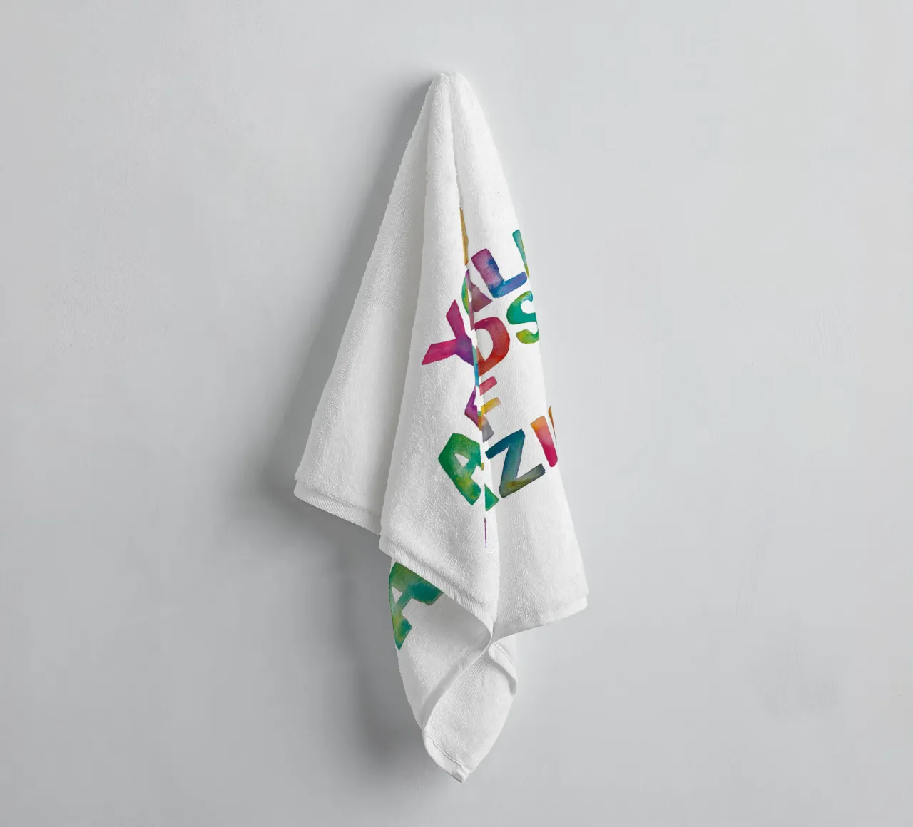 Sei tutti i tipi di incredibile design tipografico arcobaleno asciugamano da bagno da THE MOTIVATED TYPE