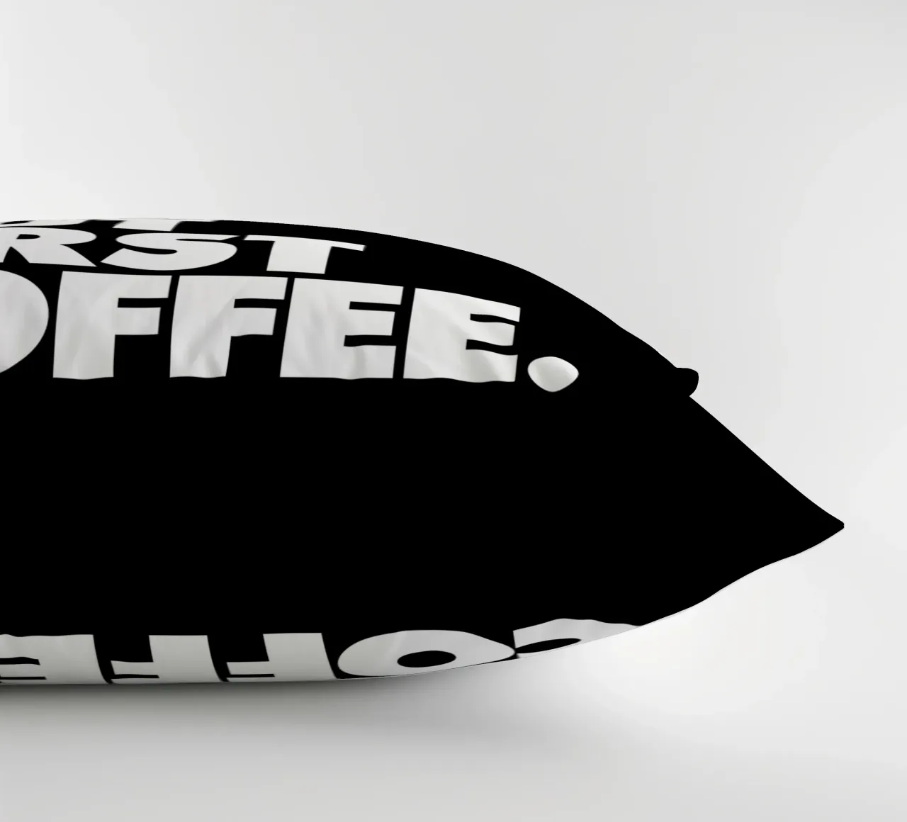 Ma prima il caffè Design tipografico in bianco e nero cuscino da THE MOTIVATED TYPE
