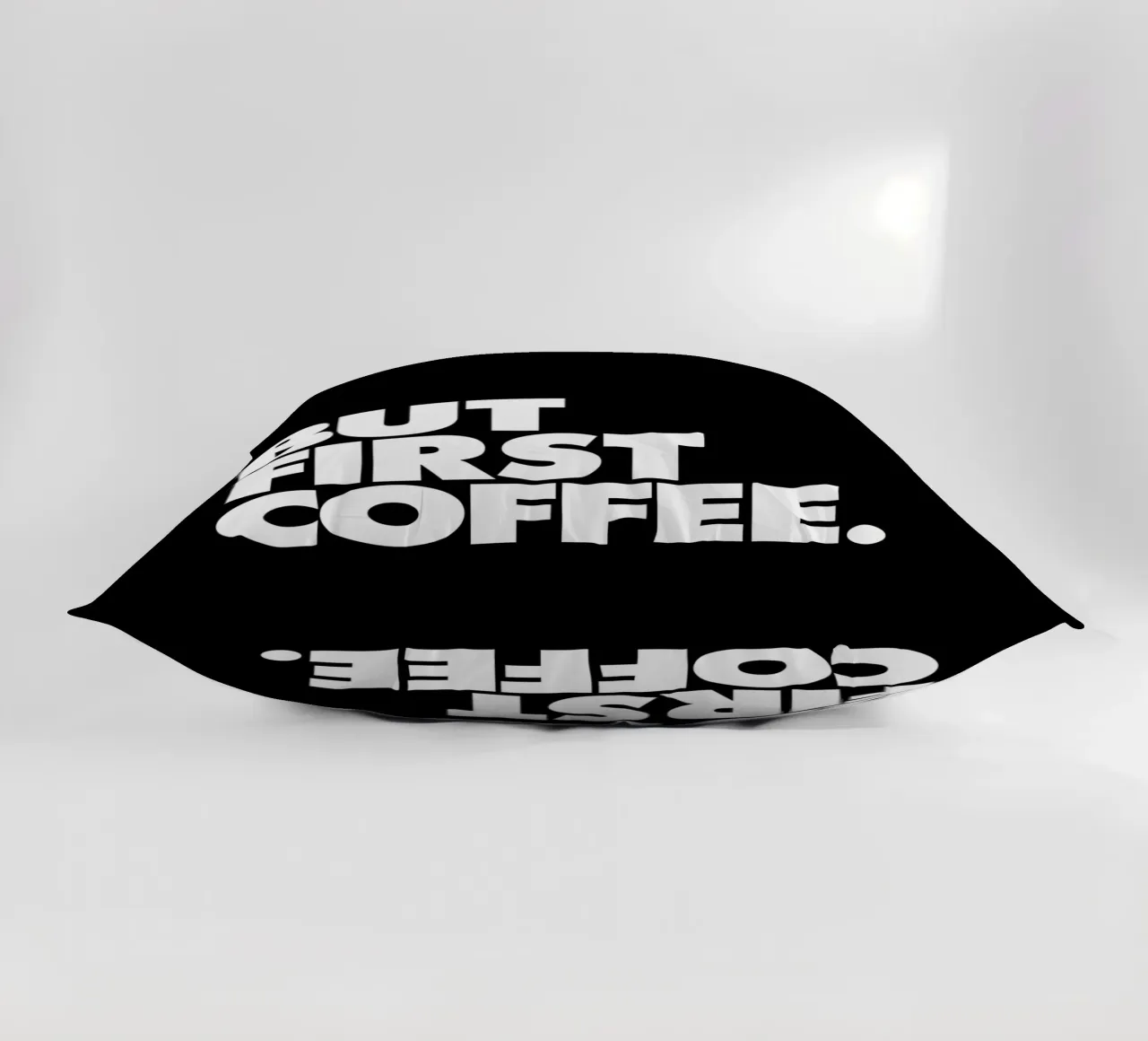 Ma prima il caffè Design tipografico in bianco e nero cuscino da THE MOTIVATED TYPE