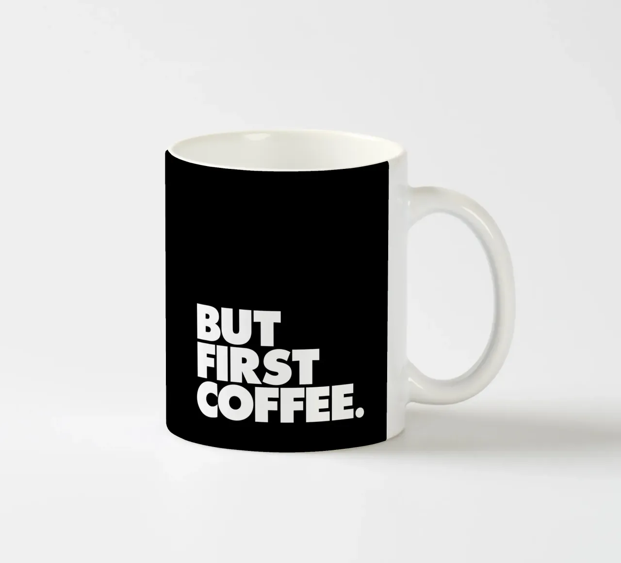 Ma prima il caffè Design tipografico in bianco e nero tazza in ceramica da THE MOTIVATED TYPE