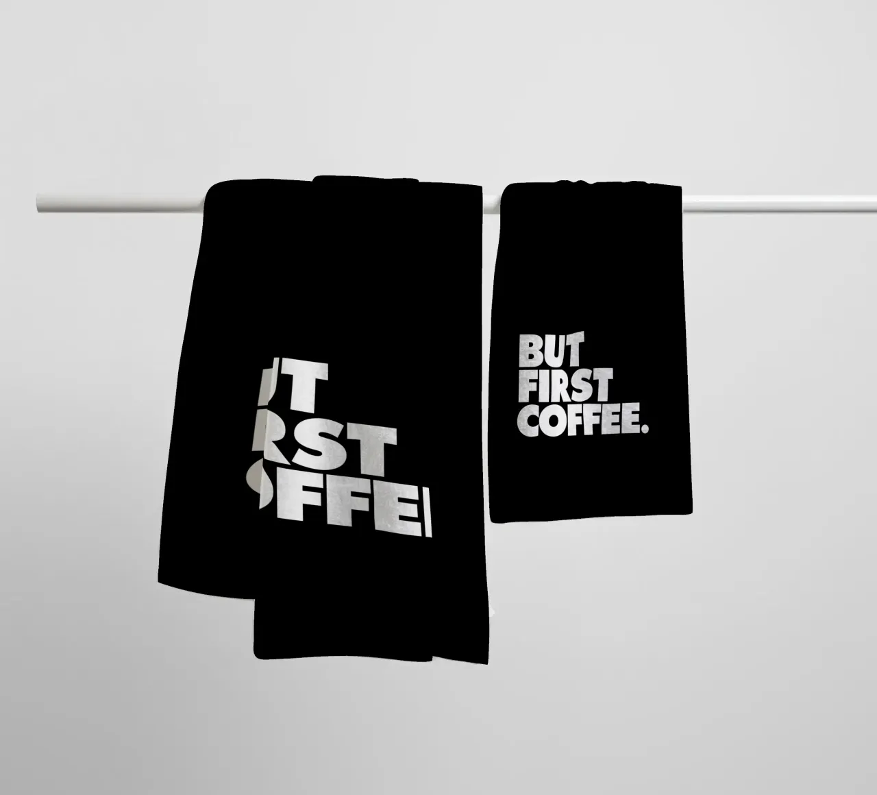Ma prima il caffè Design tipografico in bianco e nero asciugamano da bagno da THE MOTIVATED TYPE