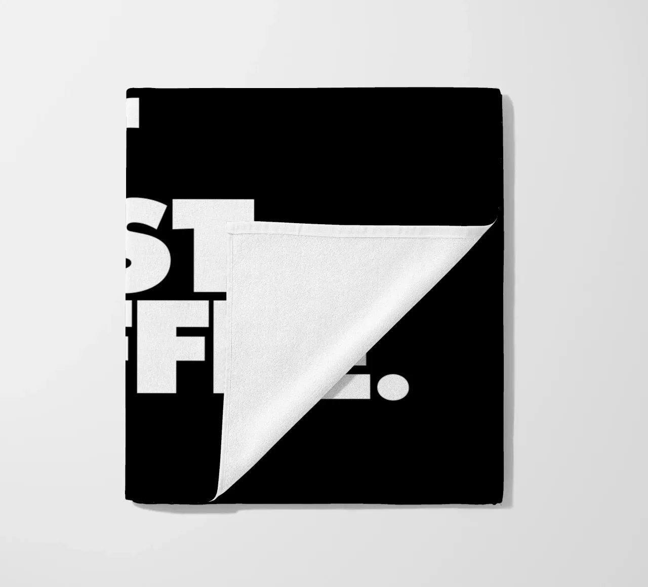 Ma prima il caffè Design tipografico in bianco e nero telo mare da THE MOTIVATED TYPE