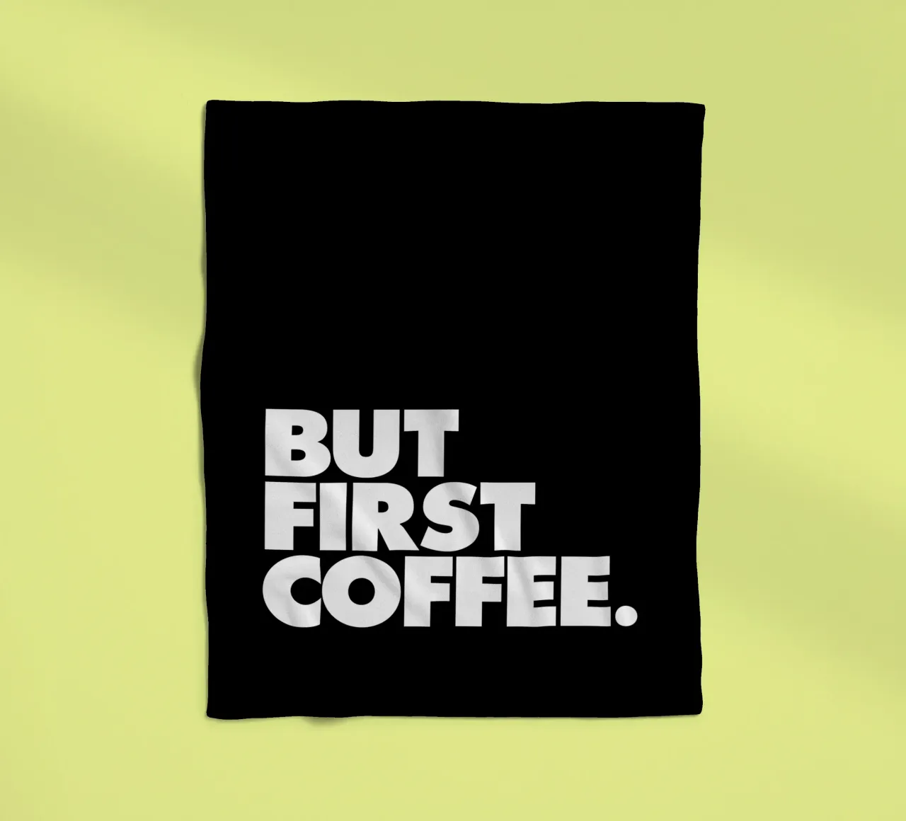 Ma prima il caffè Design tipografico in bianco e nero coperta in pile da THE MOTIVATED TYPE