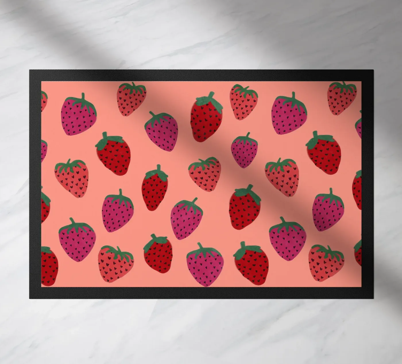 Strawberry Pattern Fußmatte von Illustration Raissa Oltmanns