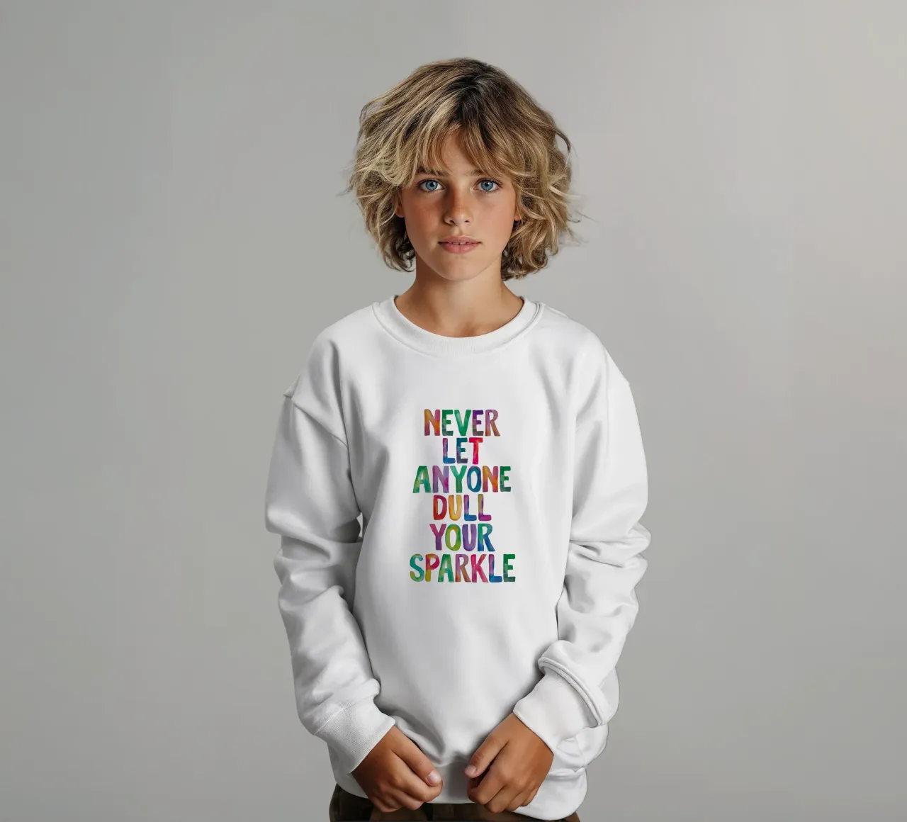 Non permettere mai a nessuno di spegnere il tuo splendore Tipografia arcobaleno Des felpa bambino da THE MOTIVATED TYPE