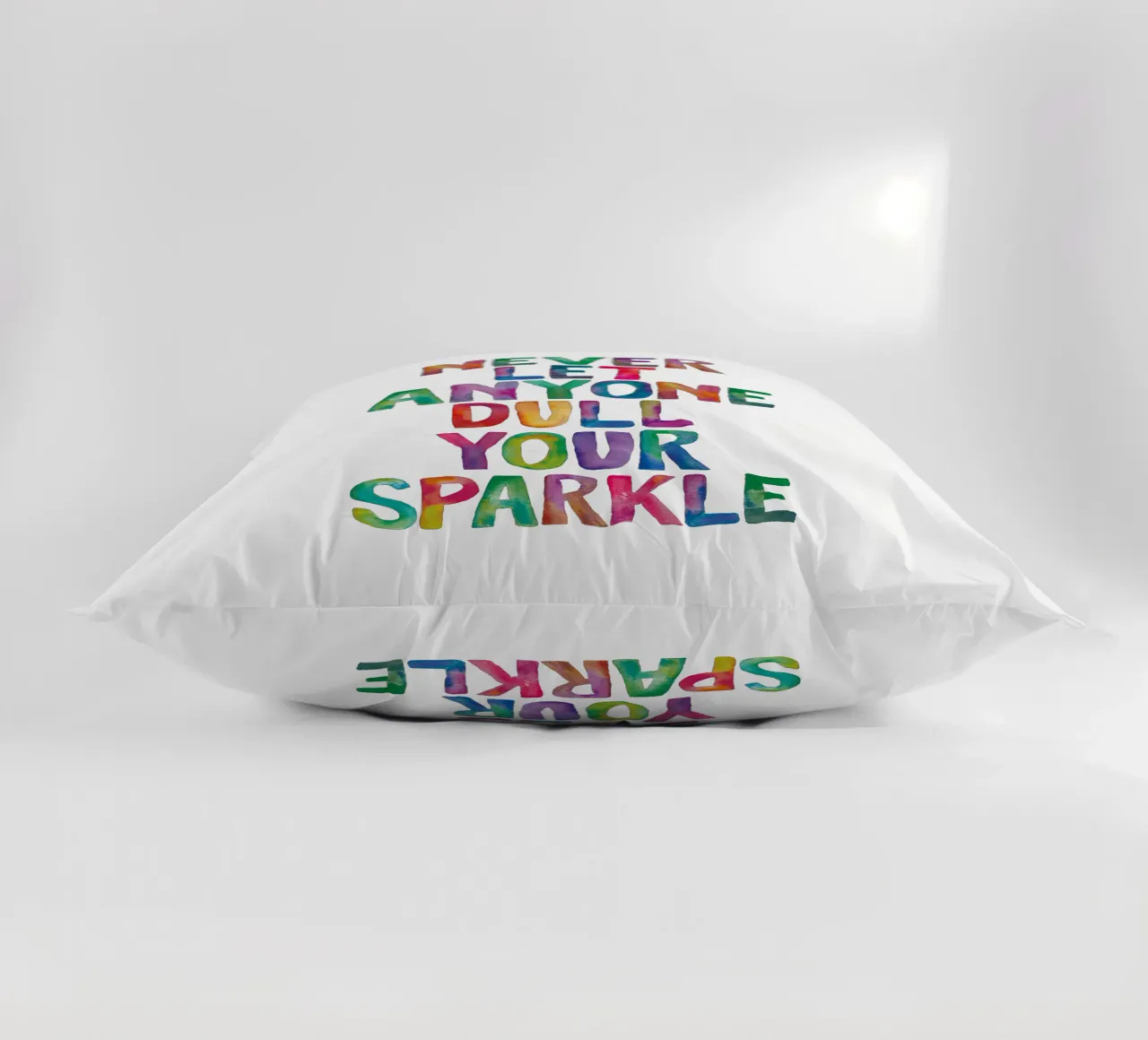Non permettere mai a nessuno di spegnere il tuo splendore Tipografia arcobaleno Des cuscino da THE MOTIVATED TYPE
